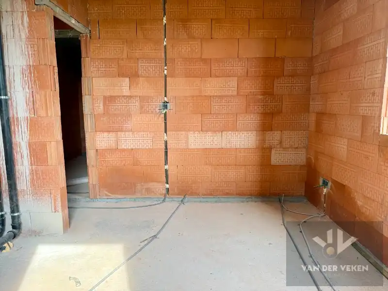 Moderne halfopen nieuwbouwwoning met 4 slaapkamers en 2 badkamers met carport foto 14