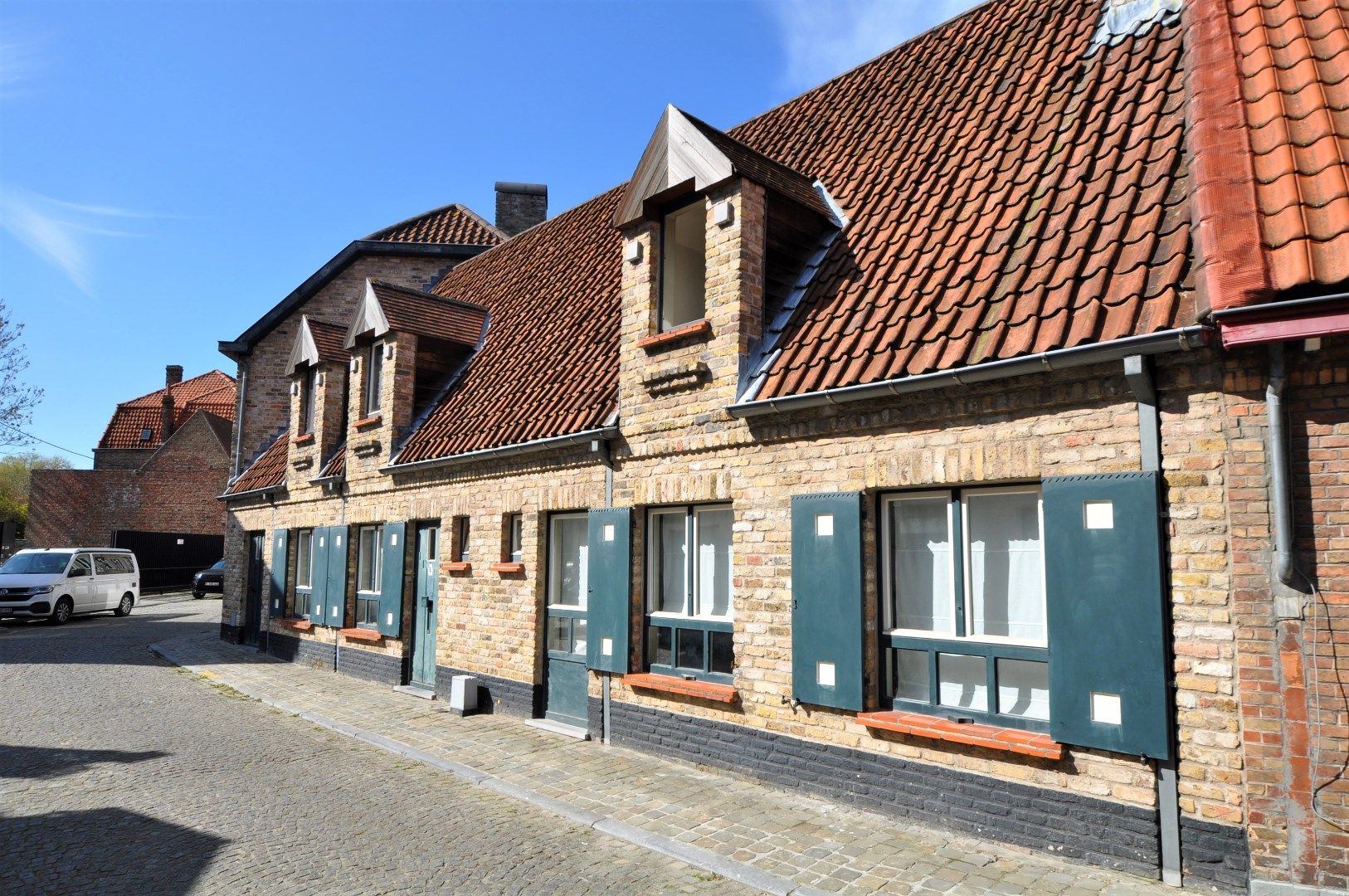 Uniek hoekpand in hartje Brugge bestaande uit een ruime stadswoning en een gebouw met 2 studioappartementen. foto 24