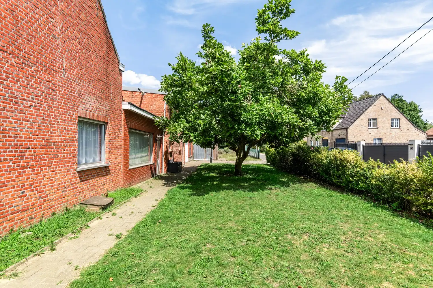 Te renoveren woning met veel potentieel in Ranst! foto 17