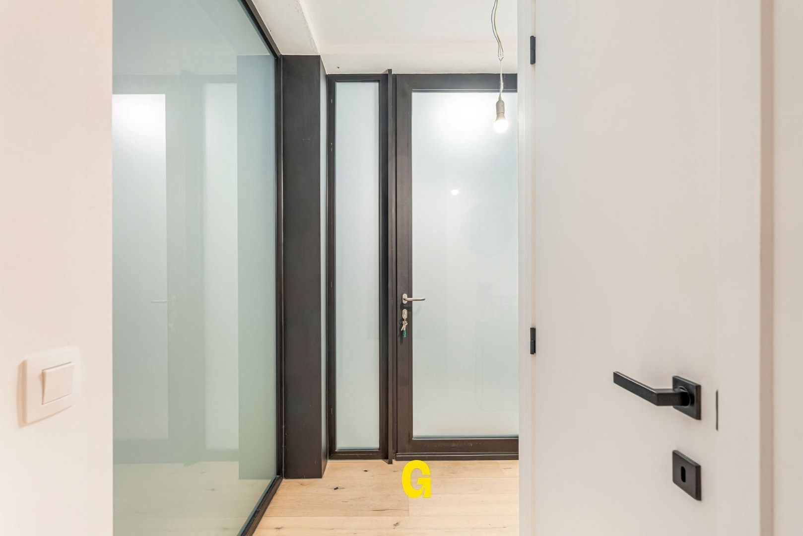 Recent gelijkvloersappartement met 2 slaapkamers, terras, voor- en achtertuin, standplaats en extra ruime berging in hartje Hoeselt foto 4