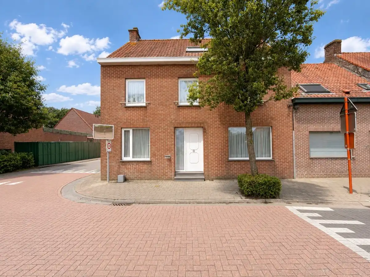 Moorslede - Verzorgde halfopen bebouwing met garage en ruime tuin foto {{pictureIndex}}