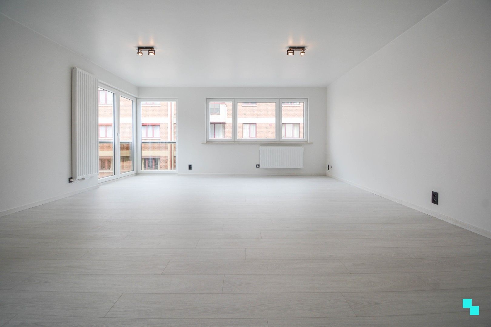 Gerenoveerd hoekappartement met garagebox te Roeselare foto 3