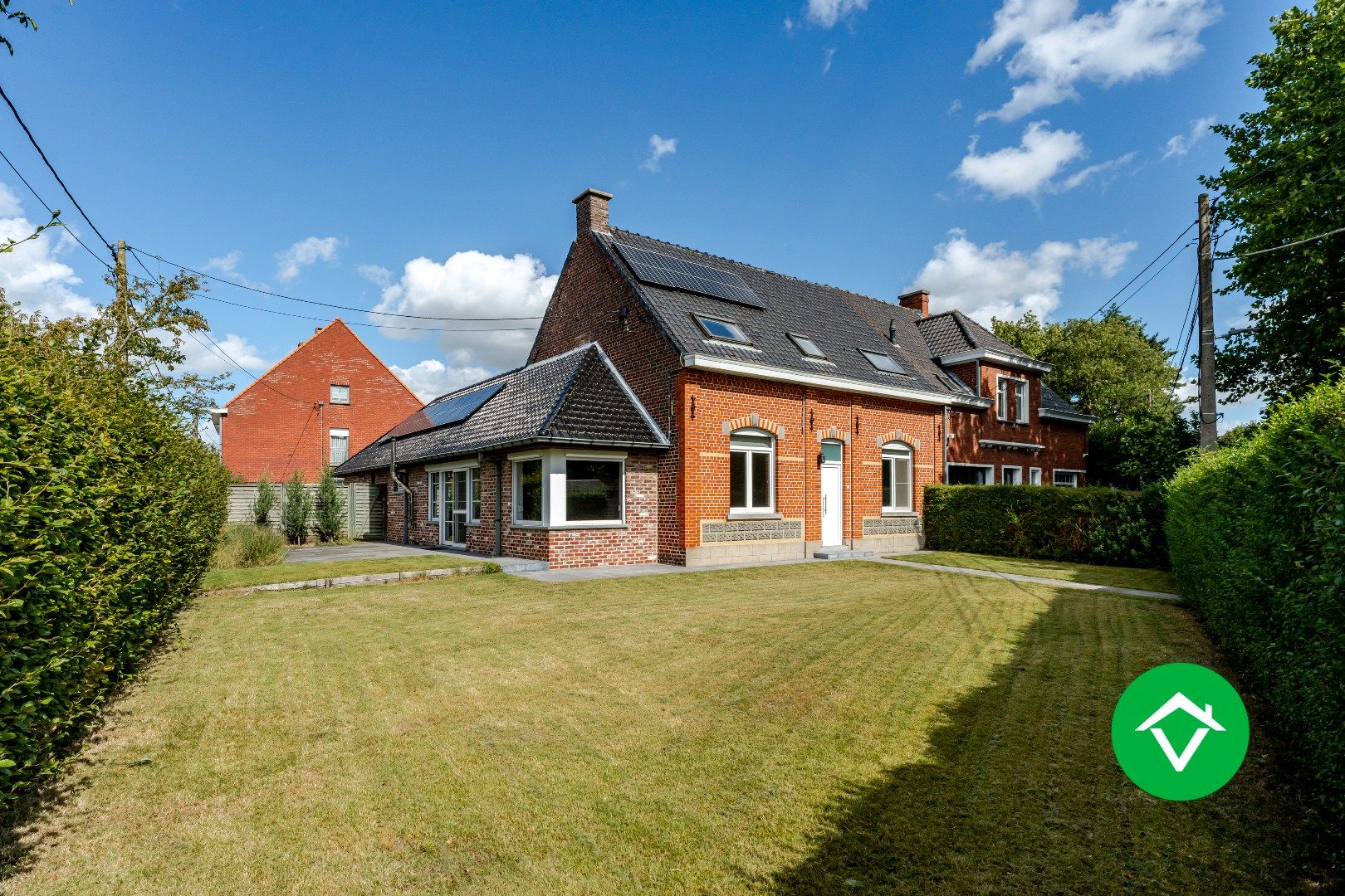 Ruime halfopen bebouwing met 4 slaapkamers en ruime tuin! foto 3