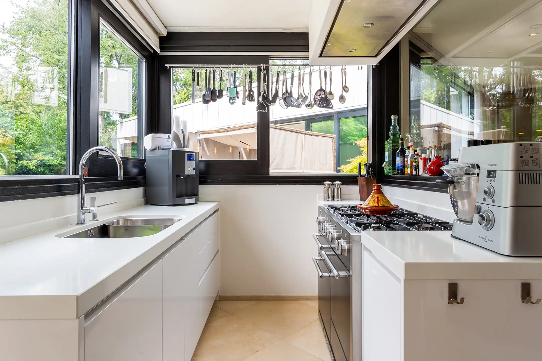 Topgelegen architectenwoning met ruim tuin en binnenzwembad. foto 22