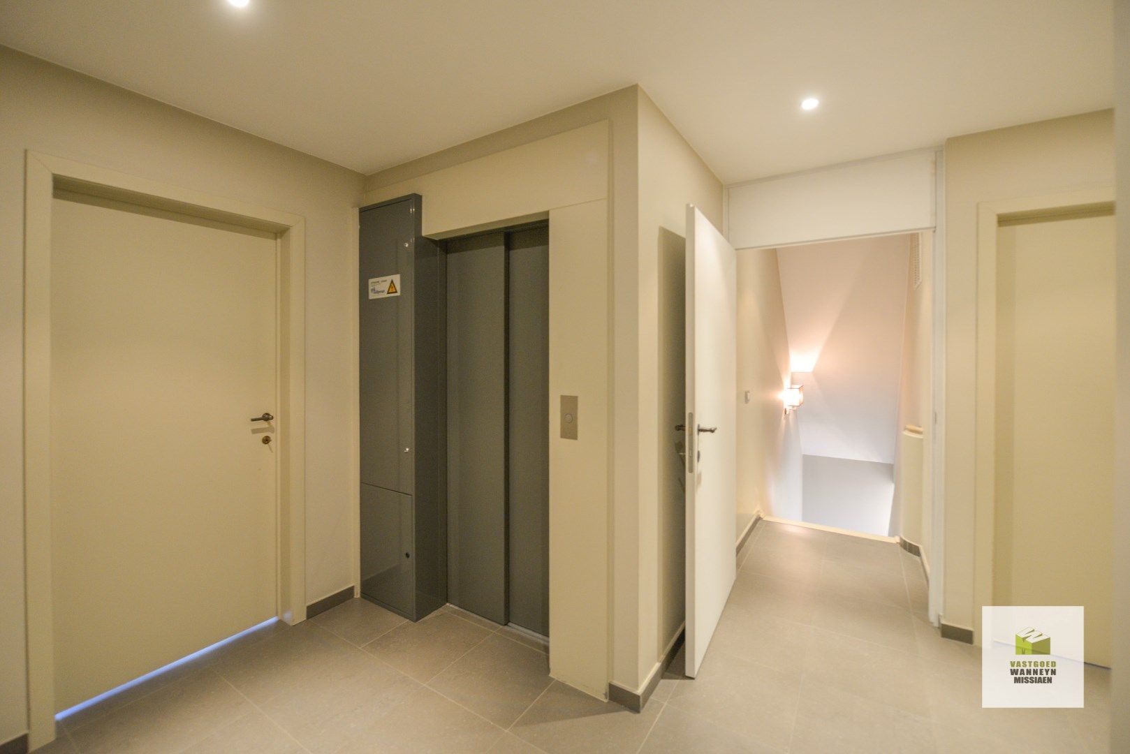Luxueuze woning met burelen en woonst met zwembad foto 8