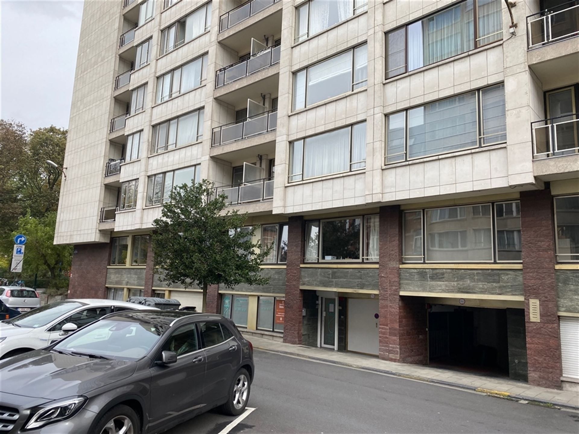 Parkeerplaats in een gebouw, zeer goed gelegen nabij de EEG. foto {{pictureIndex}}