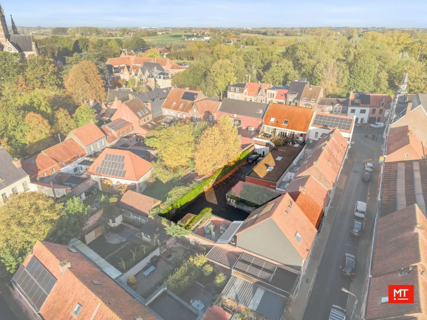 Bijzonder ruim gebouw met tal van mogelijkheden en uitweg, te koop in de dorpskern van Dadizele foto {{pictureIndex}}