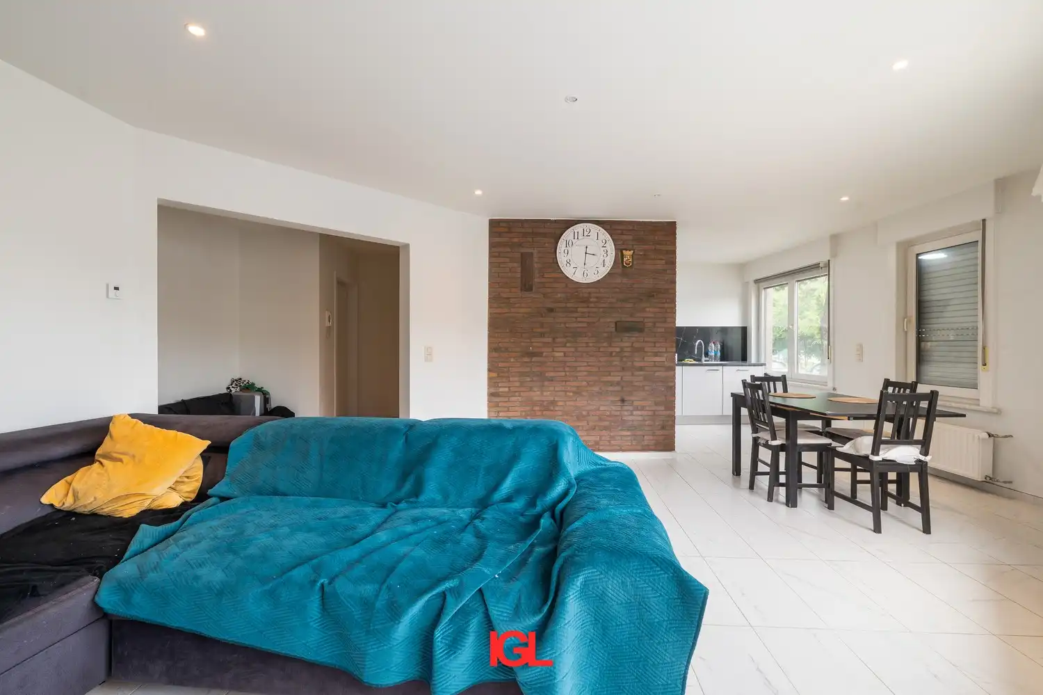 Gerenoveerd gelijkvloersappartement met 2 slaapkamers & garage foto 3