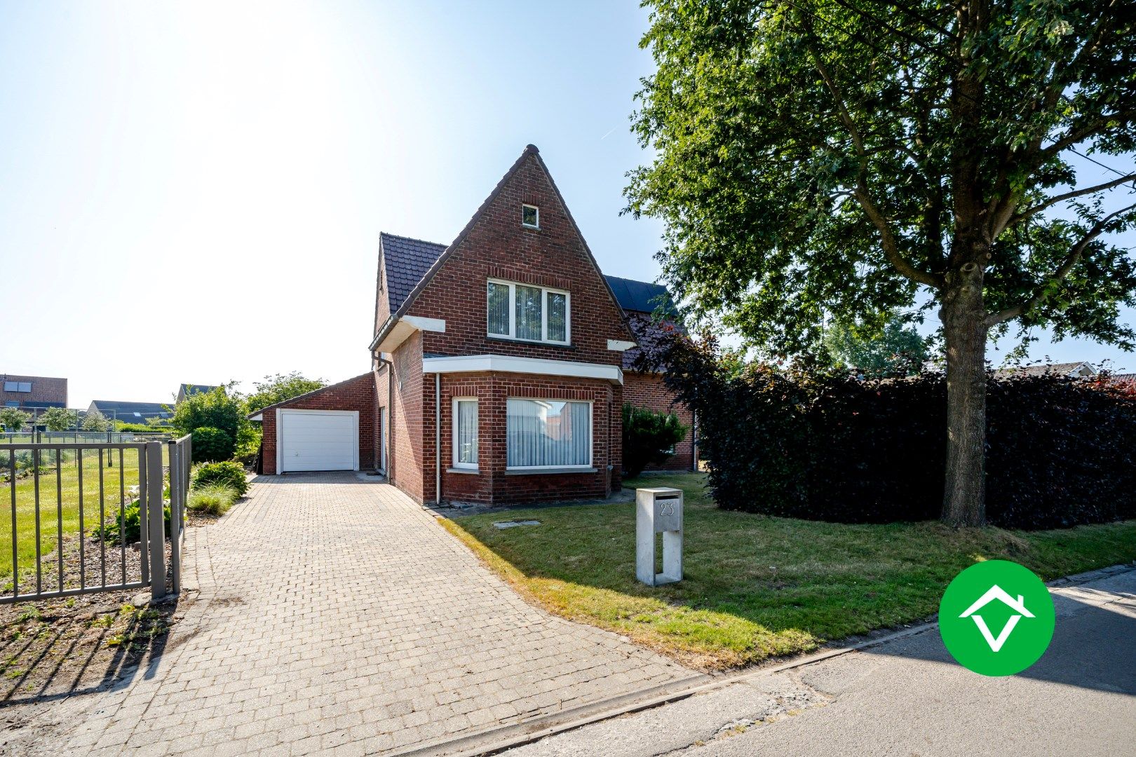 Rustig gelegen instapklare woning met 4 slaapkamers en garage te Torhout foto 2