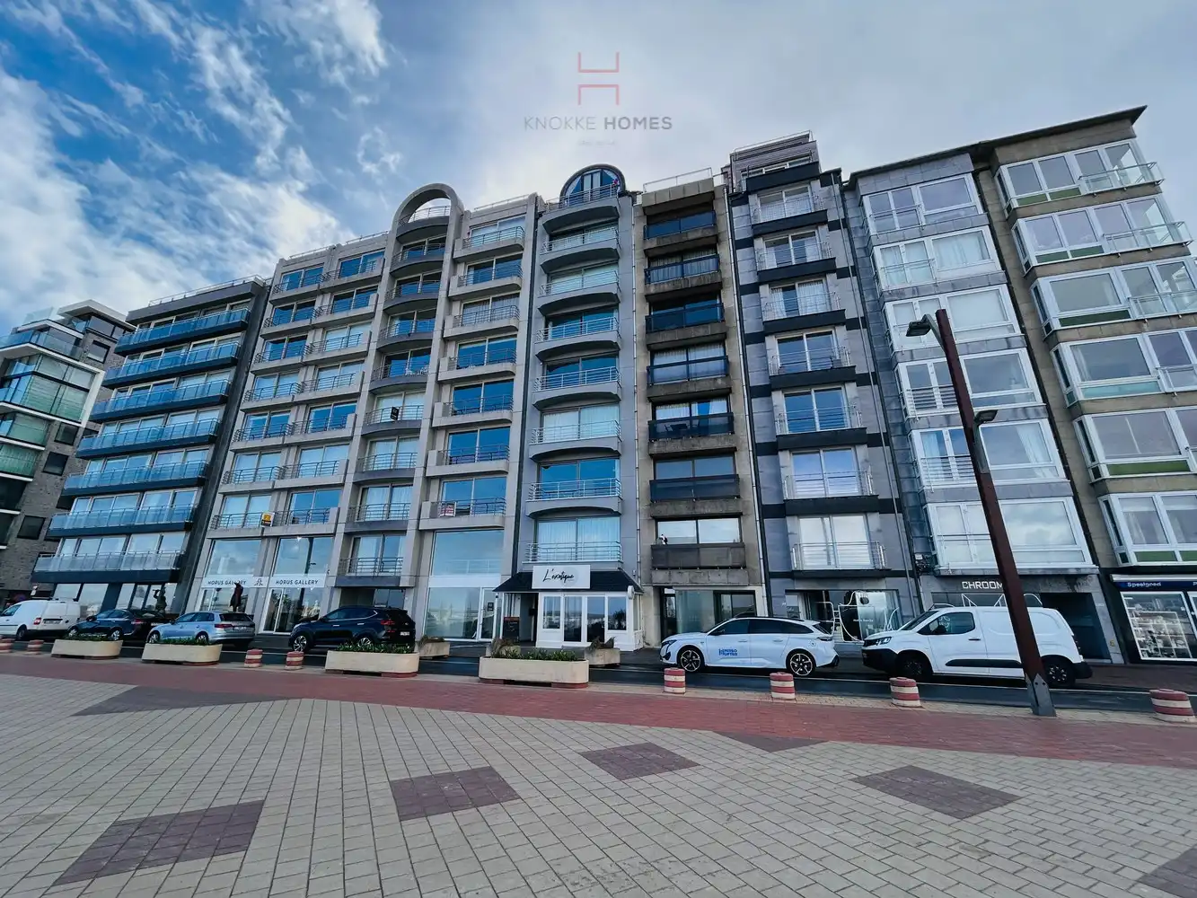 Ruim twee- slaapkamerappartement met frontaal zeezicht foto {{pictureIndex}}