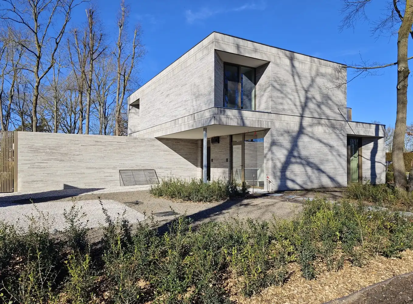 High-end nieuwbouw-appartement met ruim terras, privétuintje, parking en ruime buitenberging foto 2