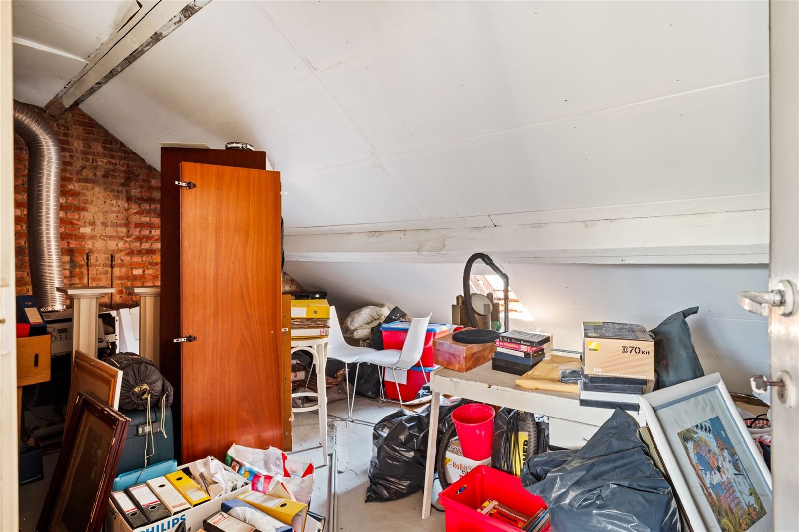 Ruime te renoveren woning in het gegeerde Ekeren-Donk. foto 21