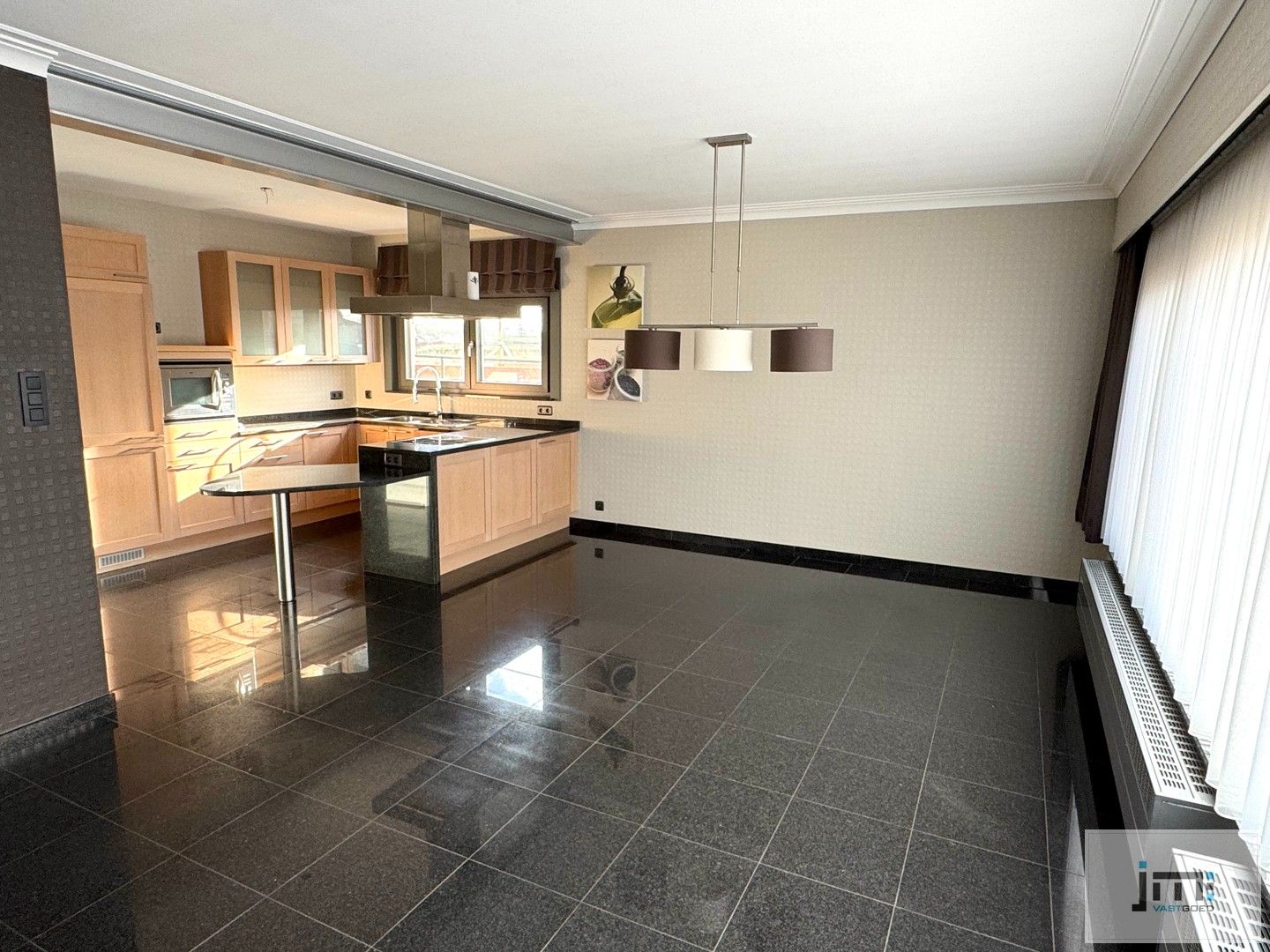 Goed onderhouden woning met ruime garage en carport foto 2