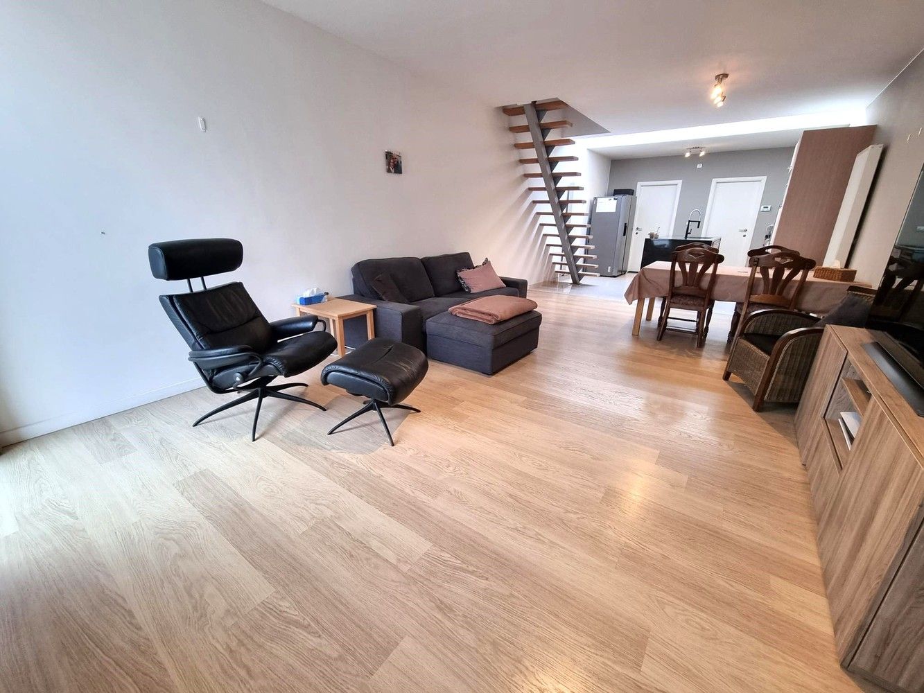 Instapklare, gerenoveerde woning met 2 slaapkamers, ruime garage en achterliggend groot terras foto 6