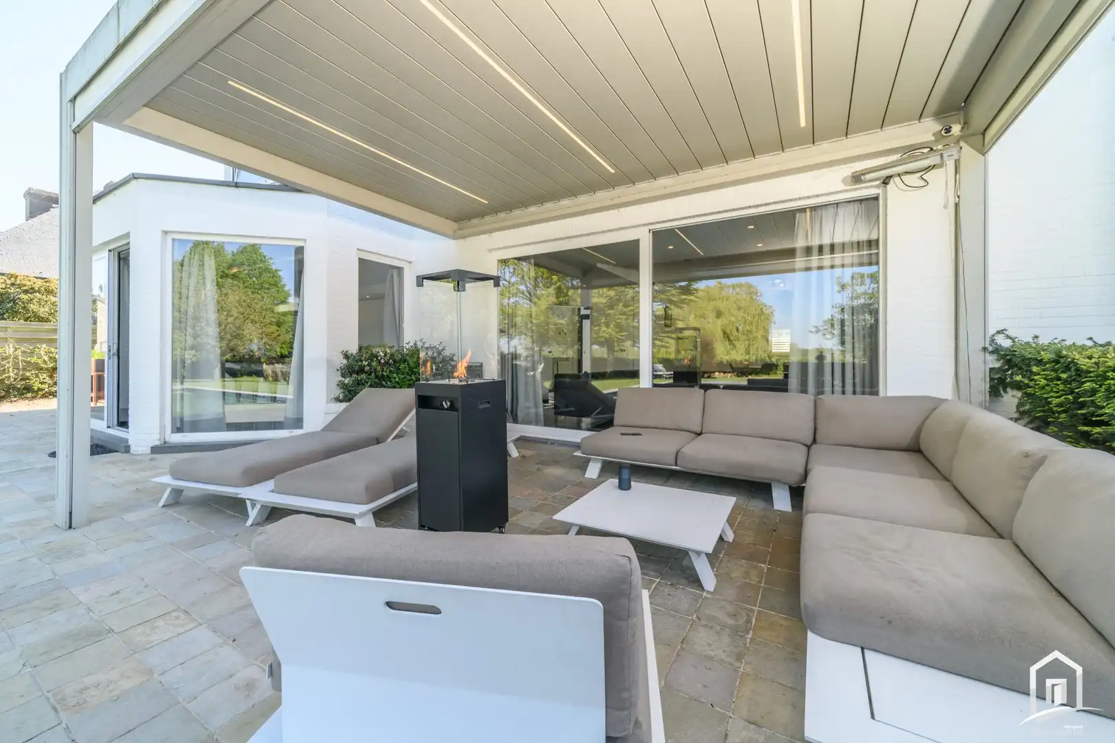 Instapklare villa met 3 SLK's, garage en riante tuin met zwembad foto 24