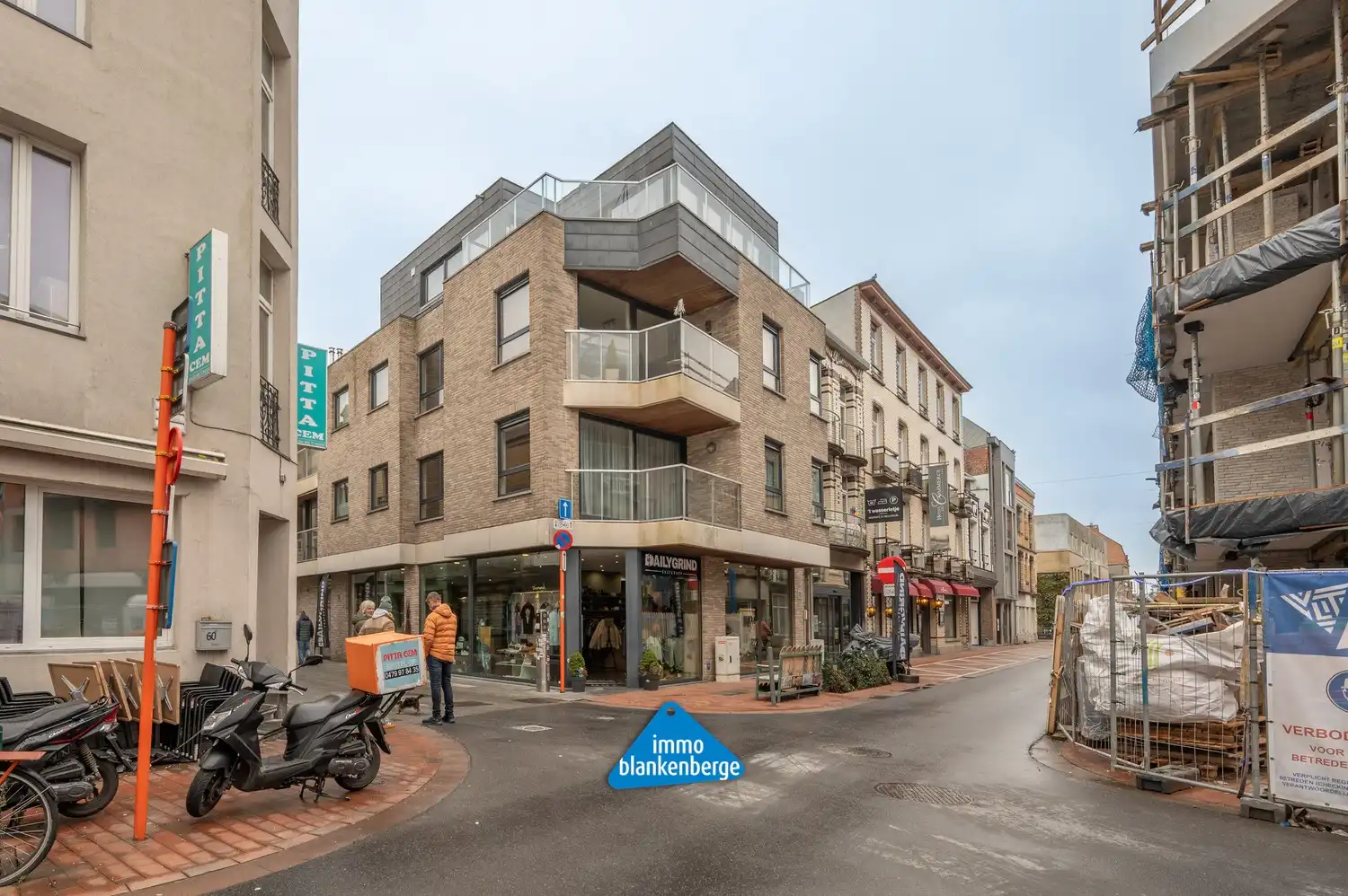 Uniek dakappartement met 3 slaapkamers en 2 badkamers. foto {{pictureIndex}}