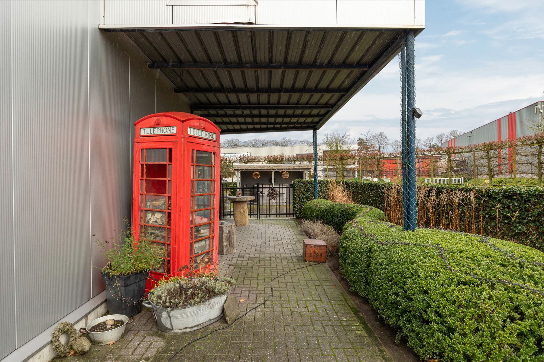 Industrieel pand met magazijn, appartement en lounge in tuin foto 53