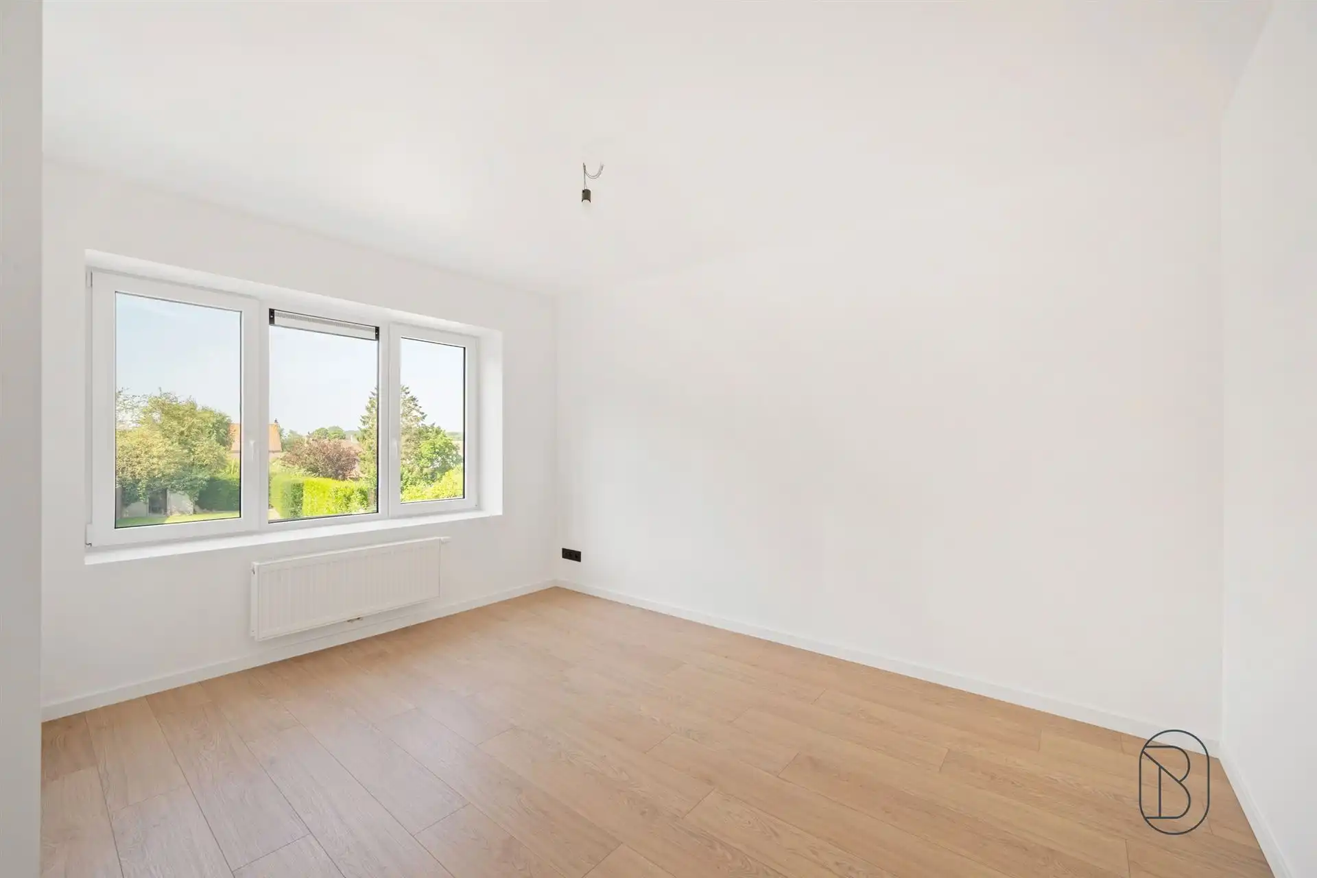 Charmant gerenoveerde woning met grote aangename tuin en handige oprit. foto 13