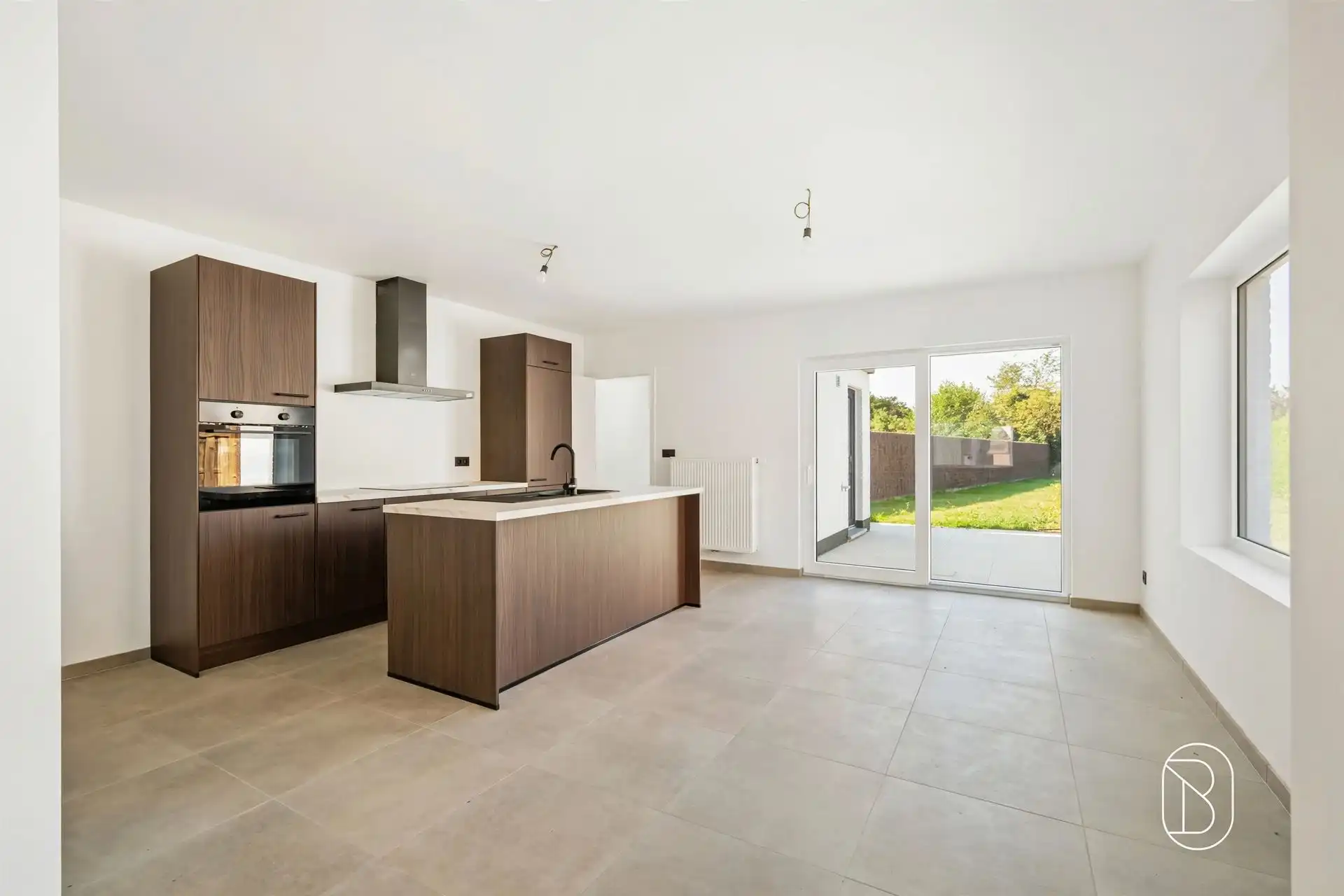Charmant gerenoveerde woning met grote aangename tuin en handige oprit. foto 9