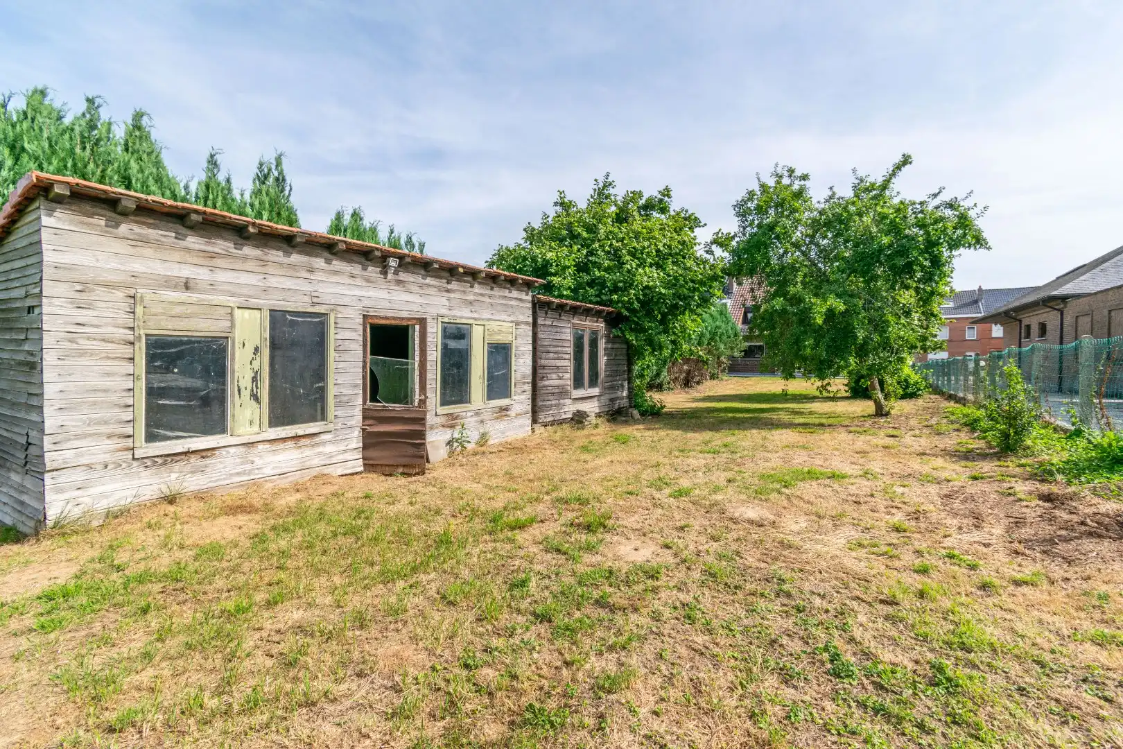 Een gebouwde drie - gevel villa (deels te renoveren) met o.a. 3 slaapkamers! foto 15