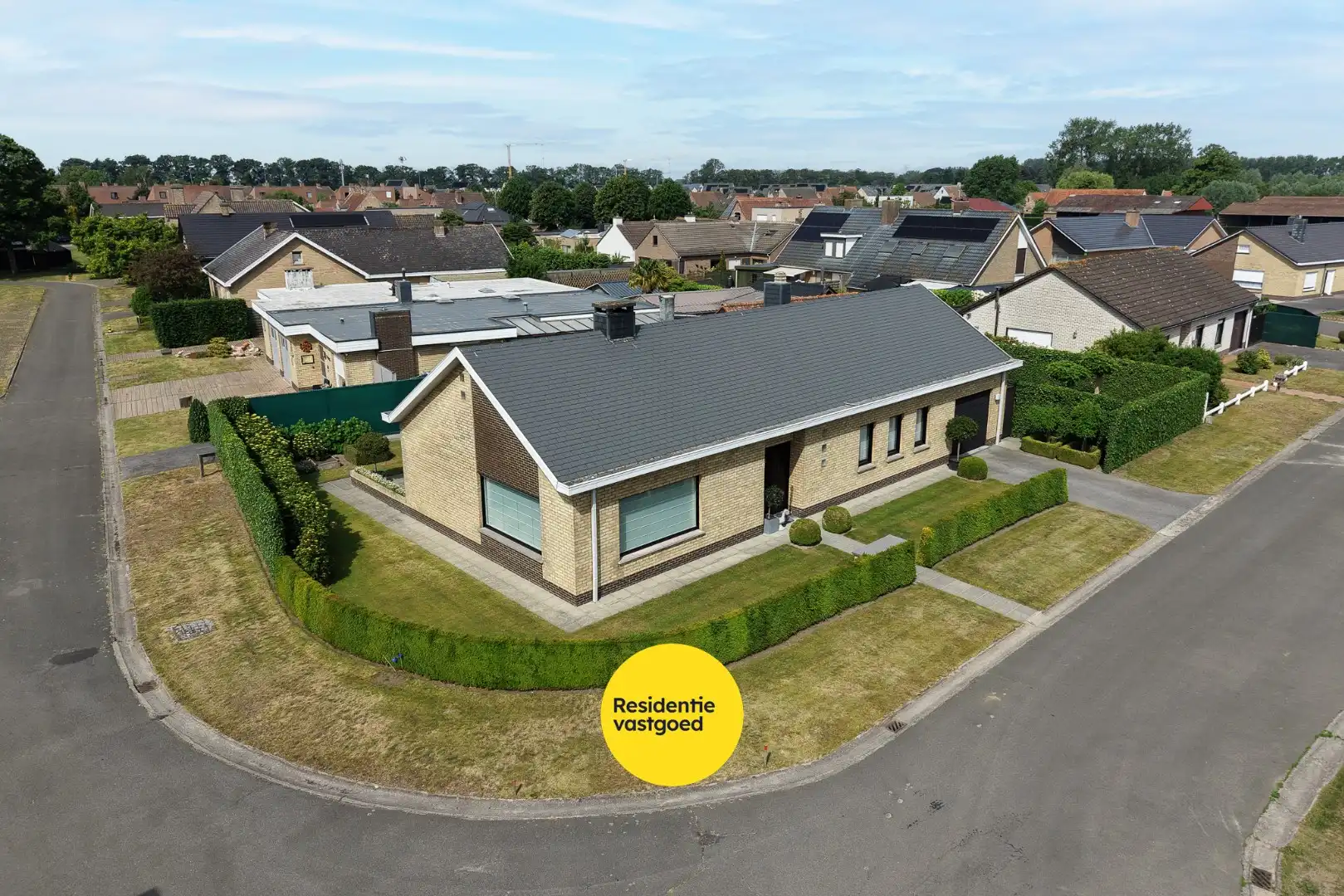 Hoofdfoto van de publicatie: Verzorgde bungalow met 3 slpks op 571m² in rustige woonwijk te Varsenare