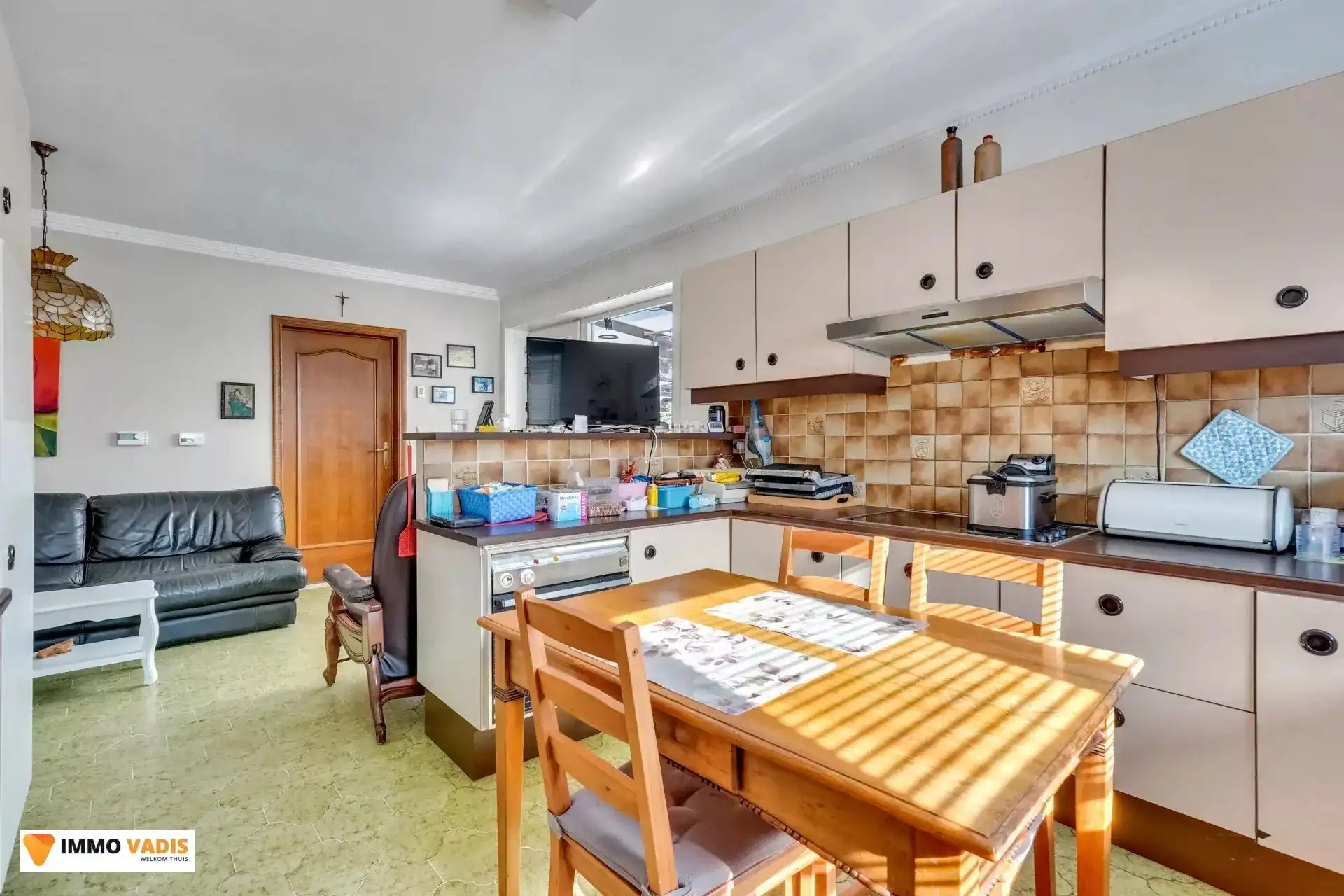 Te koop op lijfrente - Comfortabele villa met drie slaapkamers, twee garages en een magazijn. foto 9