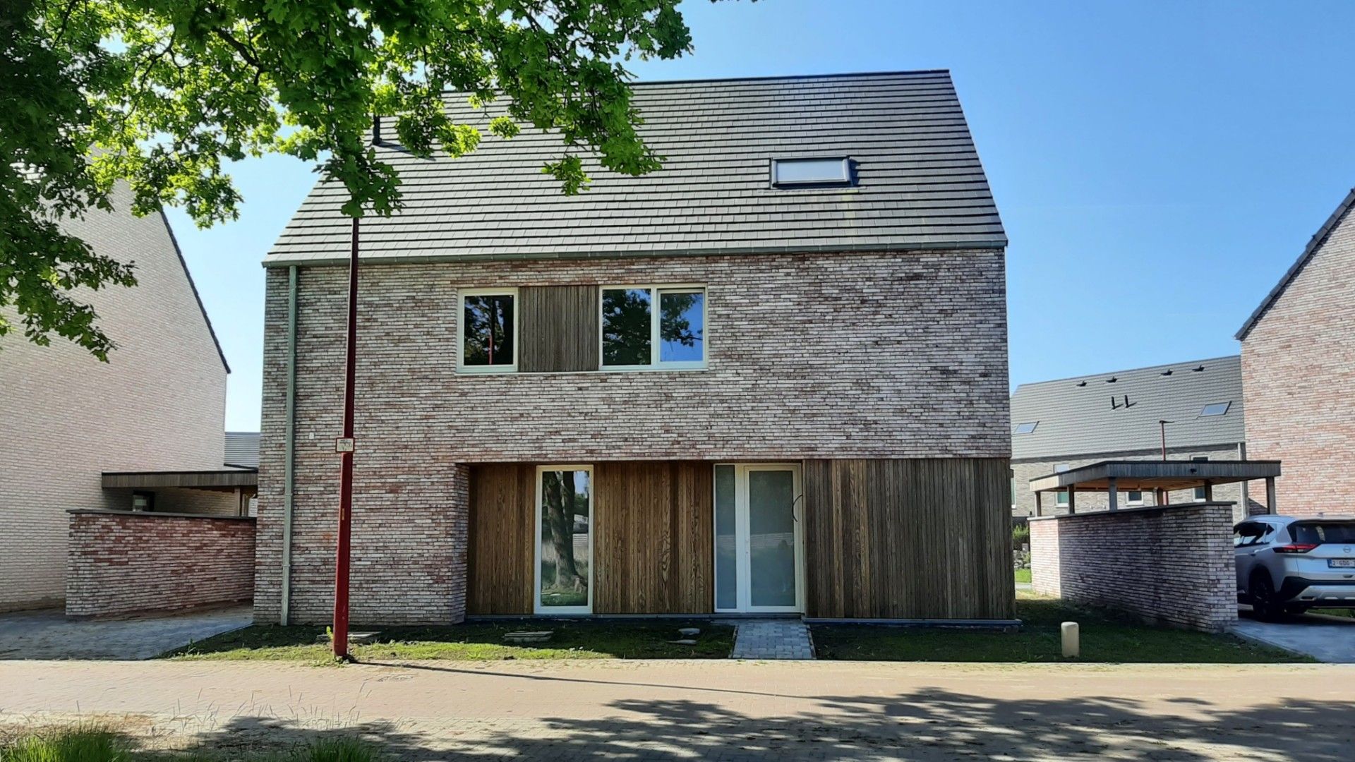 Ruime open bebouwing met 3 slpk's & zon gerichte tuin				 foto {{pictureIndex}}