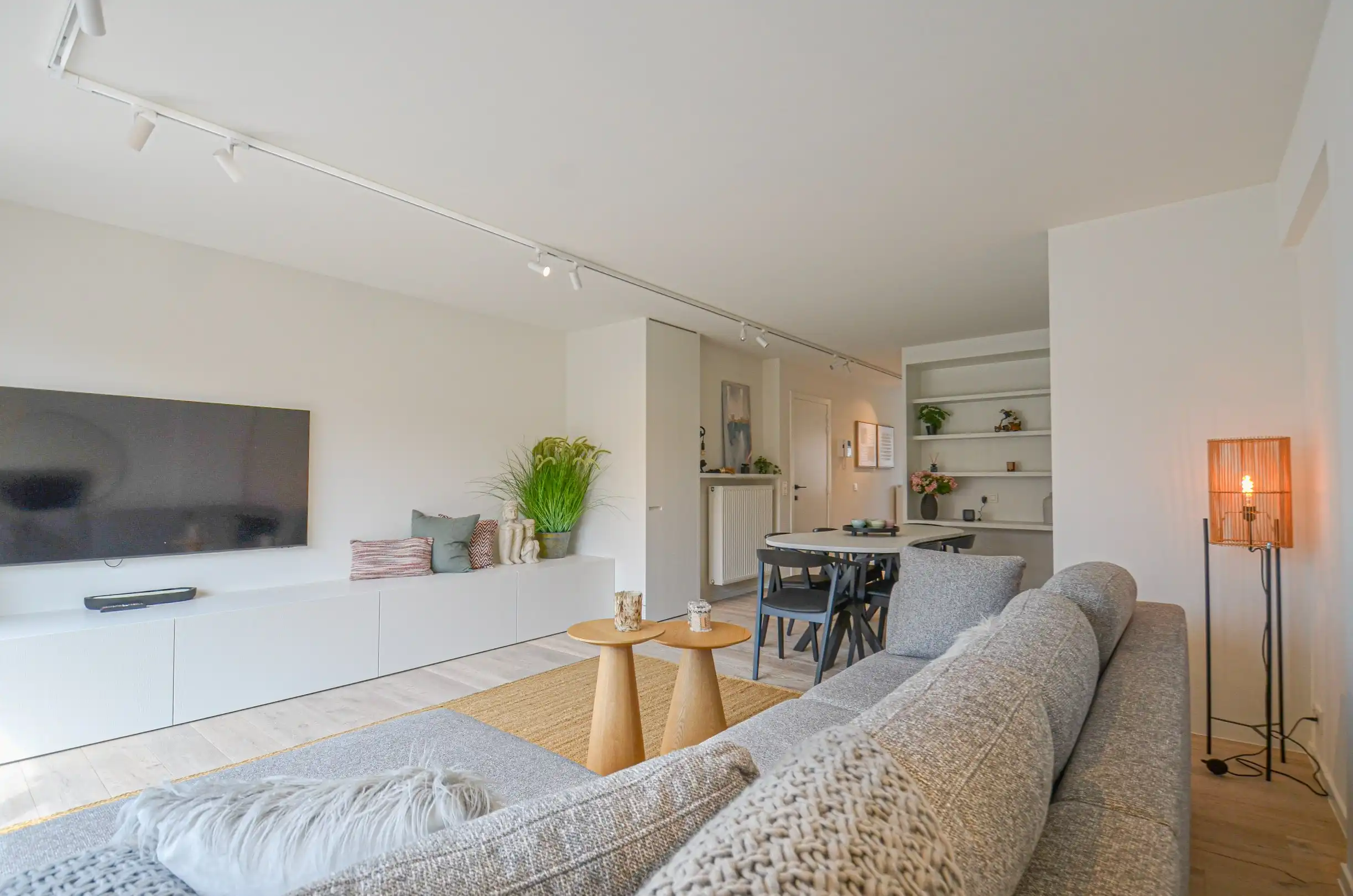 Volledig gerenoveerd appartement met twee ruime terrassen. foto 5