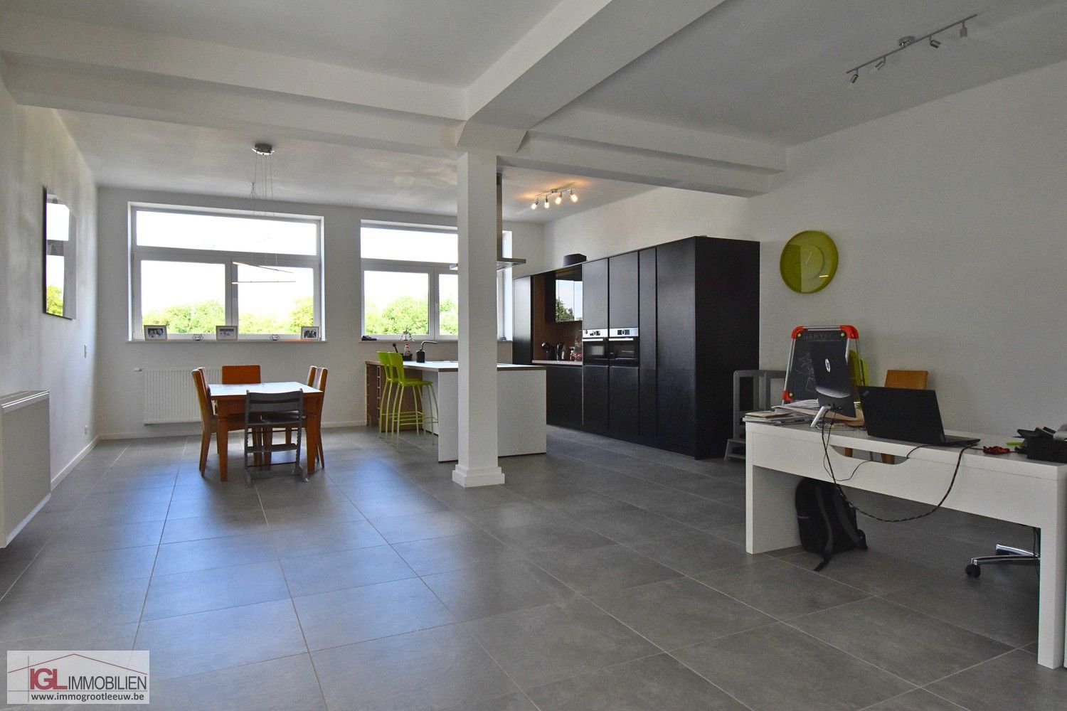 Ruime modern gerenoveerde woning te koop in Huizingen foto {{pictureIndex}}