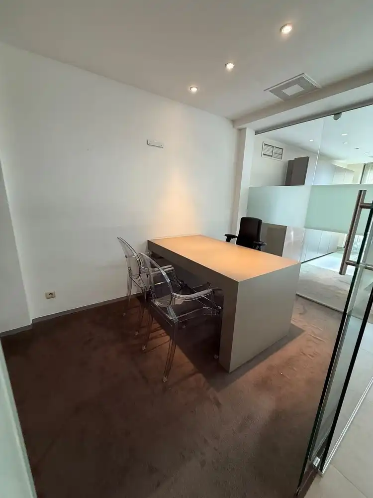 Instapklaar en strategisch gelegen kantoor-/praktijkpand (170 m²) met 6 autostaanplaatsen op toplocatie in Ninove foto 15