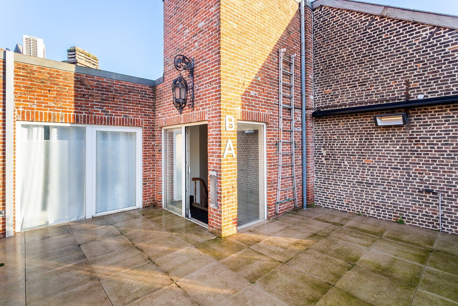 Kantoorgebouw met parking in een Historische Setting  foto 31