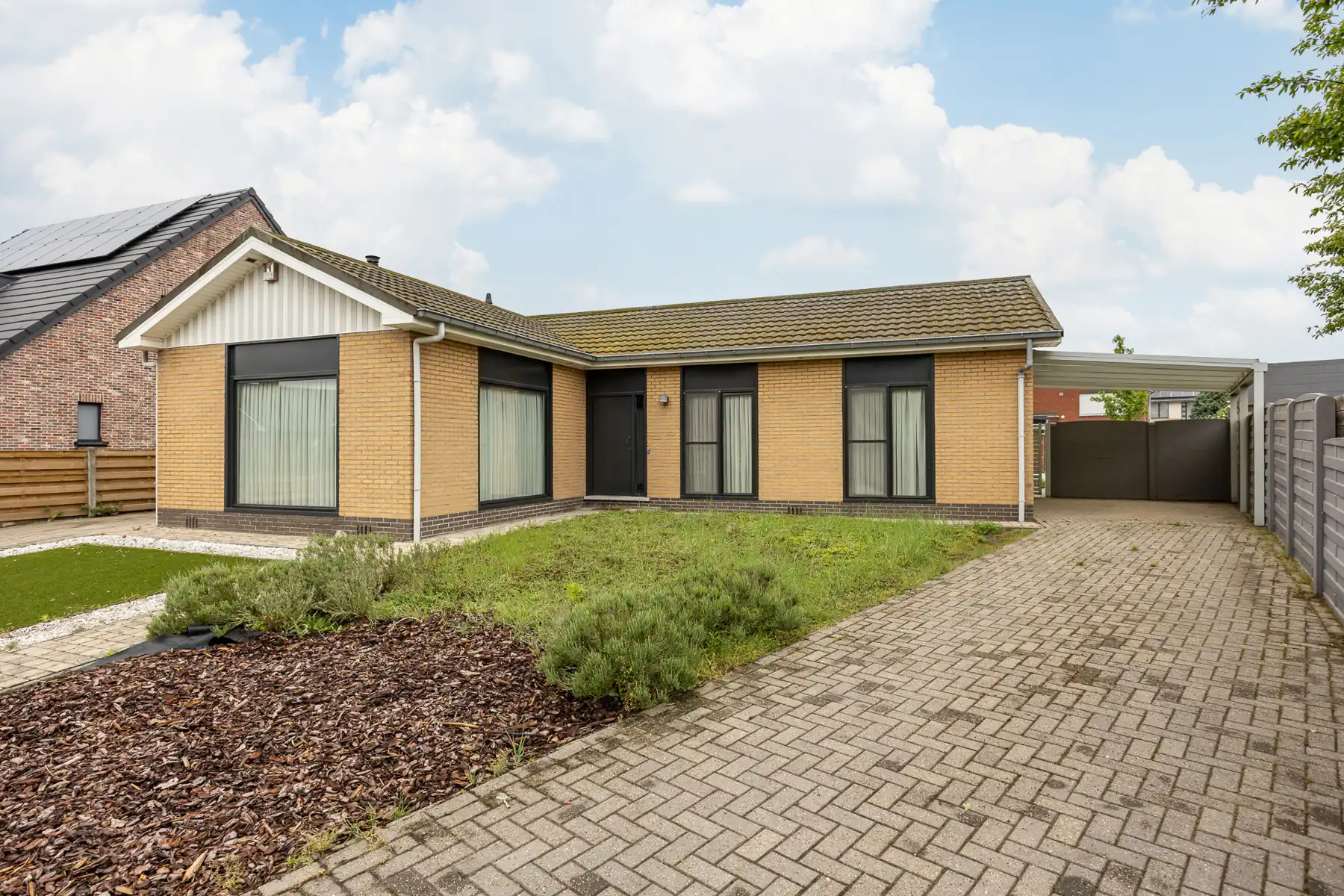 Laagbouwwoning met 3 slaapkamers, garage en carport op een rustige locatie in Merksplas.  foto {{pictureIndex}}