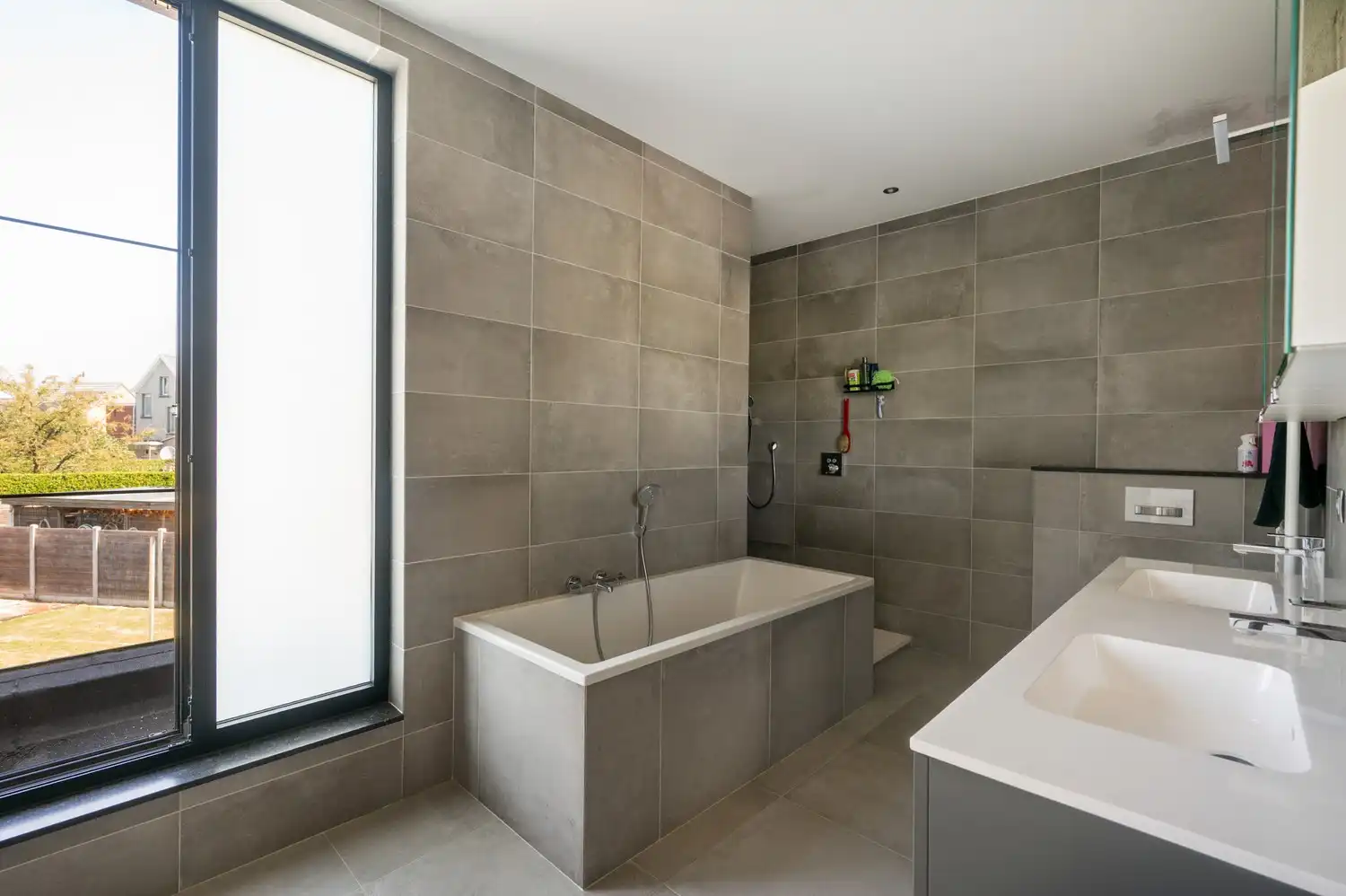 Instapklare, gerenoveerde woning met garage op toplocatie in Broechem! foto 16