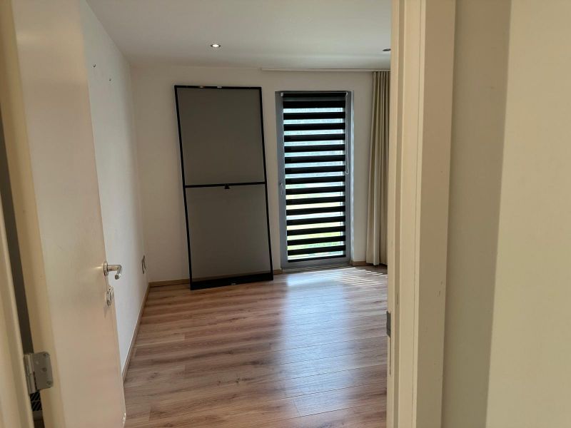 --- NIEUW --- Prachtig gelegen 2-slaapkamerappartement met 2 autostaanplaatsen, terras én tuin! foto 7