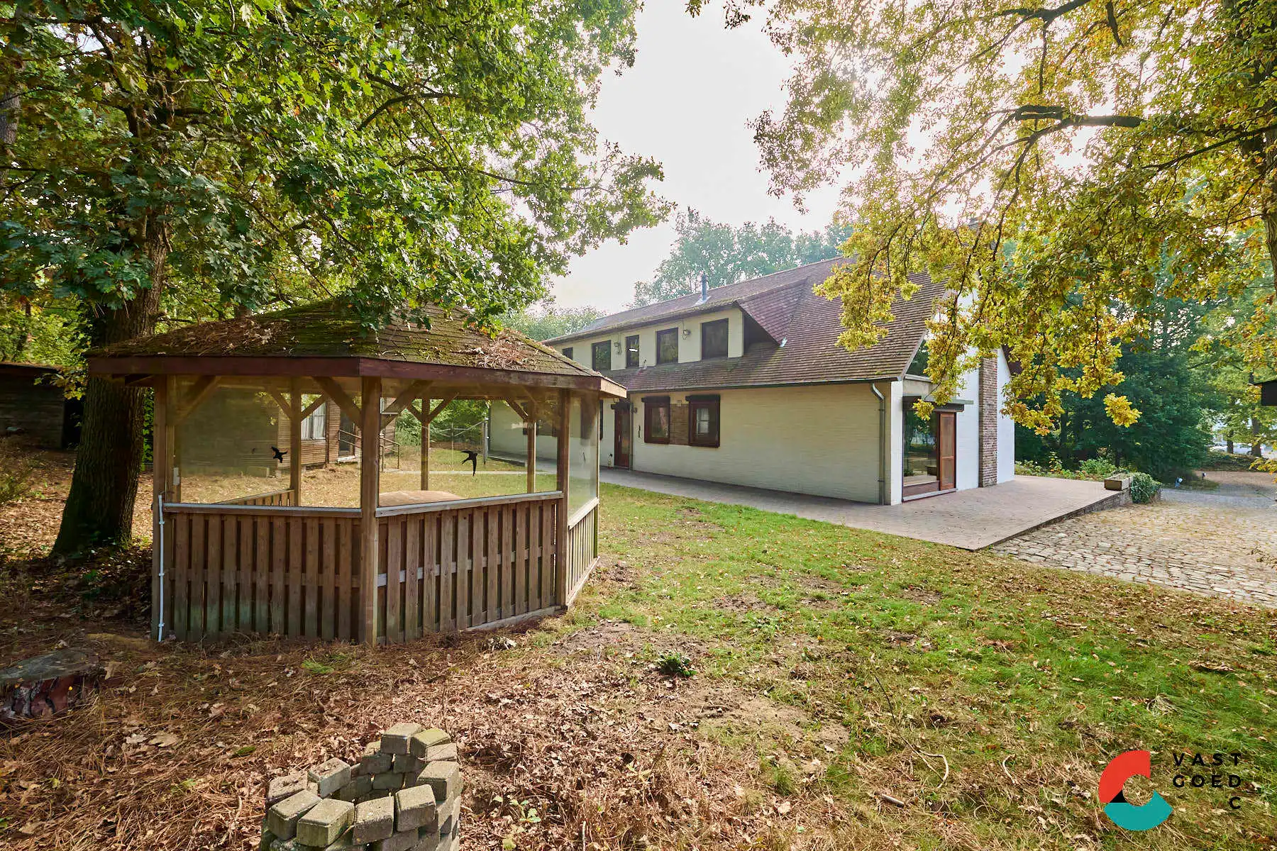 Knap landhuis op een bosrijk perceel van 58,63 are foto 3