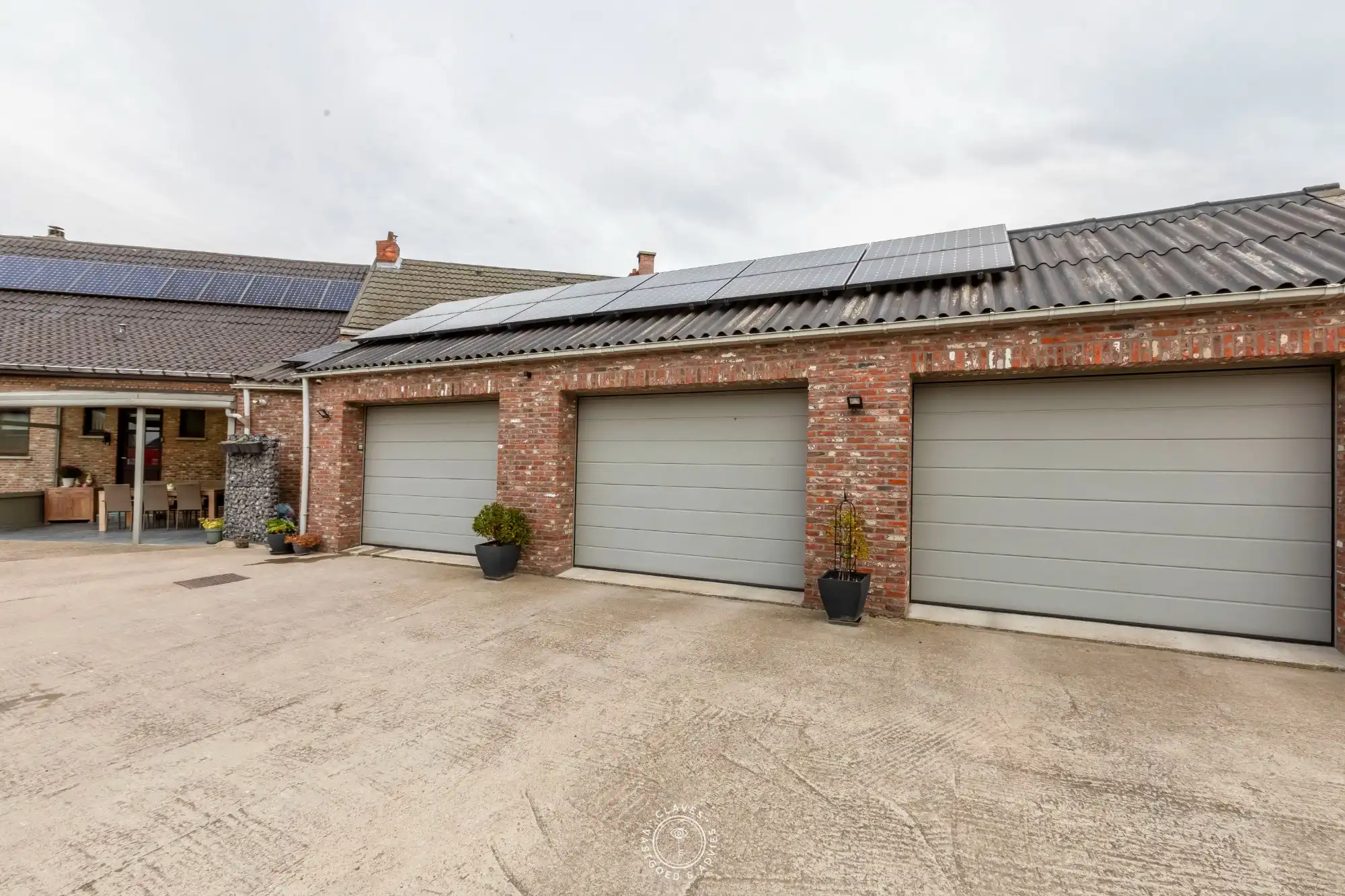 Charmante en ruime woning met 4 slaapkamers en 3 garages foto 3