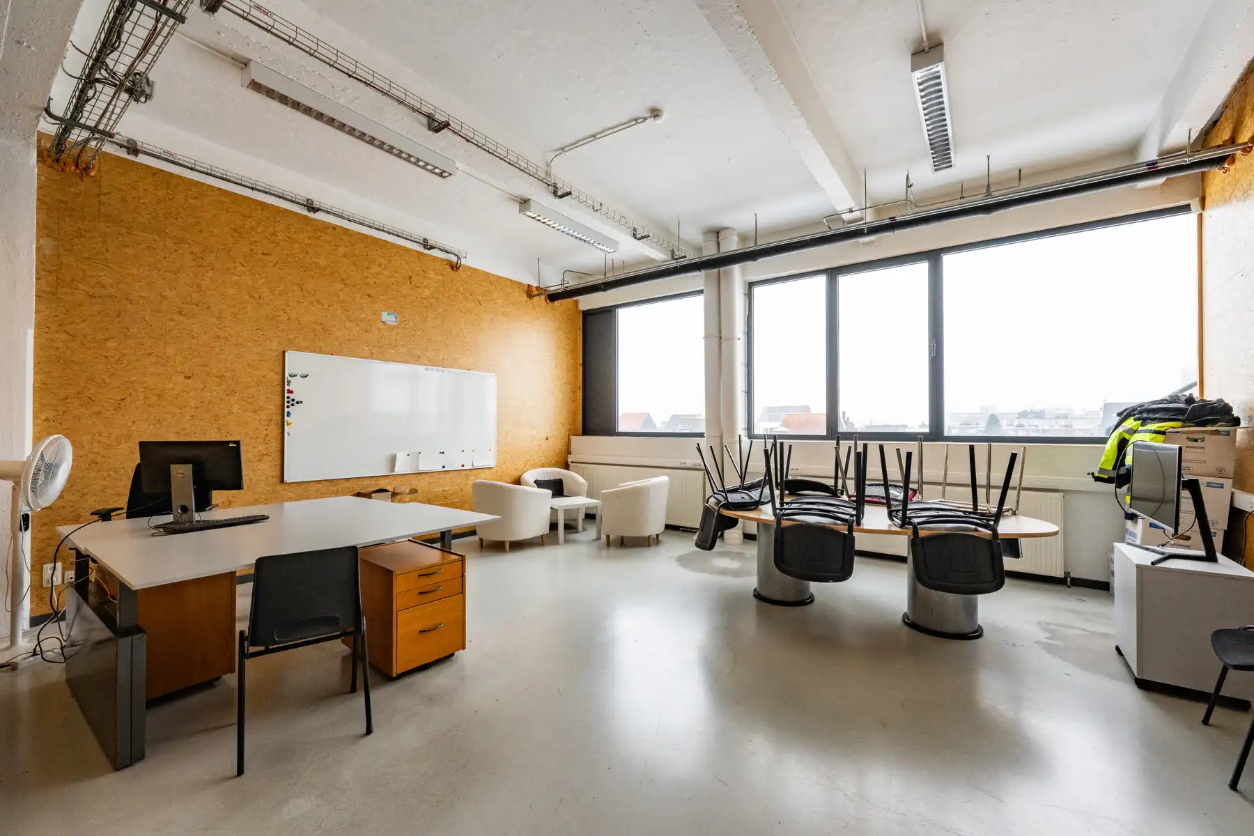 Ruim en veelzijdig bedrijfspand met parking en opslag foto 37