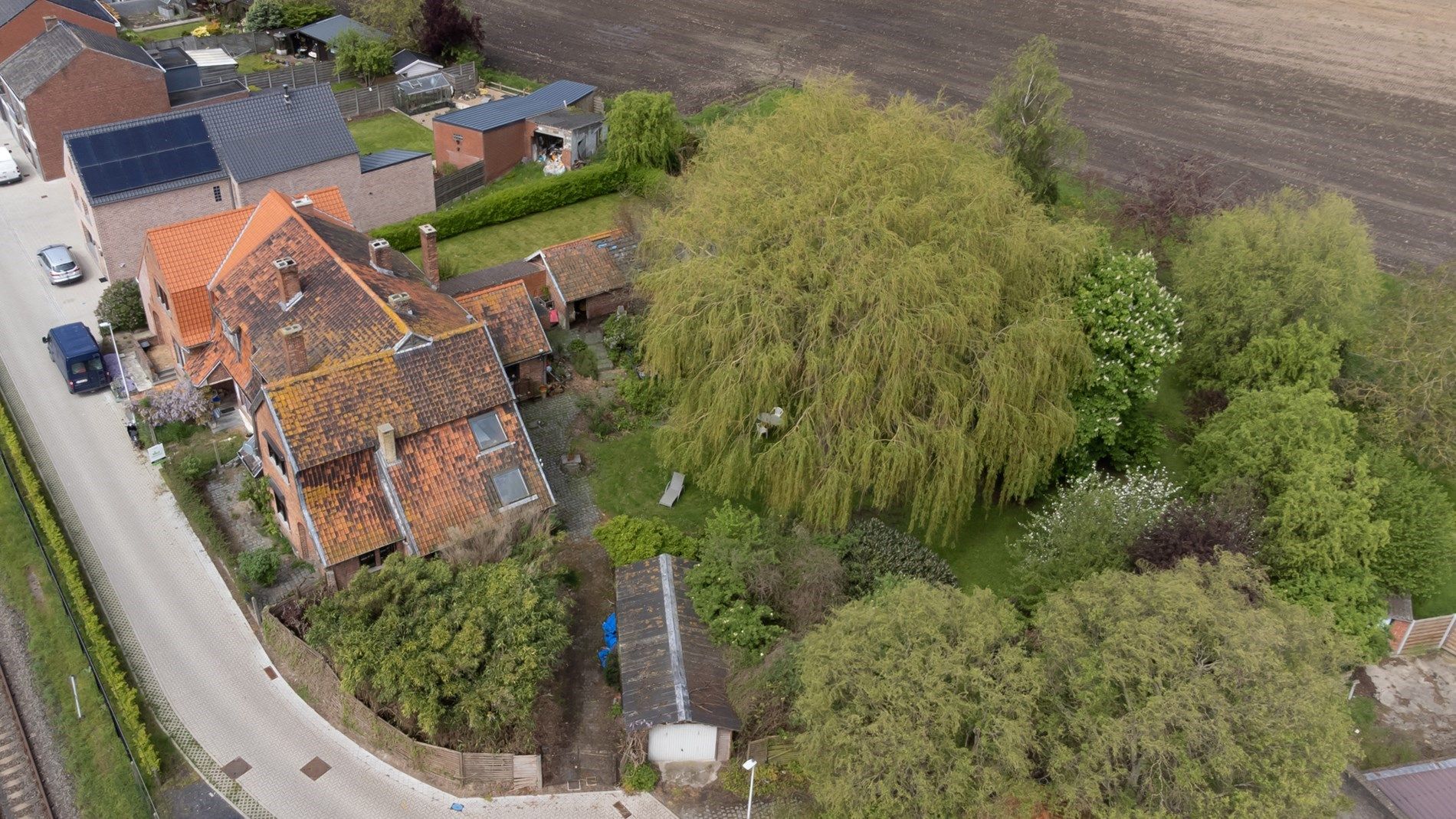 Woning met 5 slaapkamers, prachtige tuin en garage. foto 21