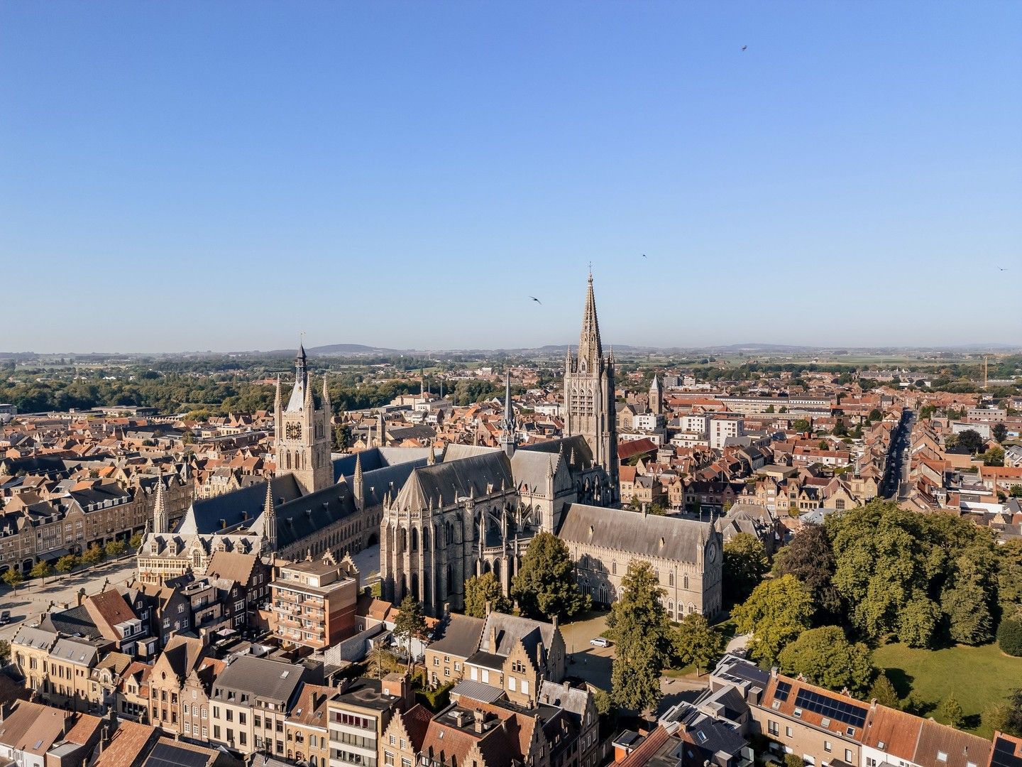 Authentieke hoekwoning met 3 kamers op unieke ligging in het hart van Ieper foto 26