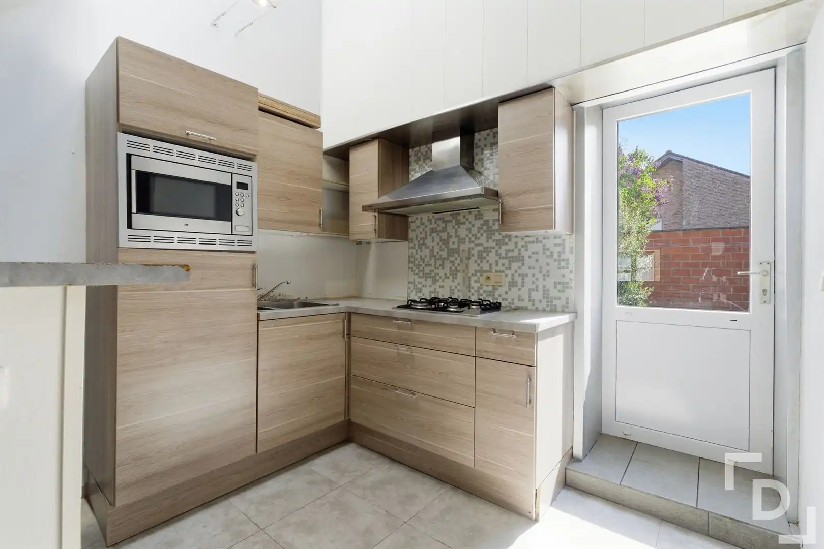 Stadswoning met 2 slaapkamers en koer te koop in het centrum van Poperinge foto 3