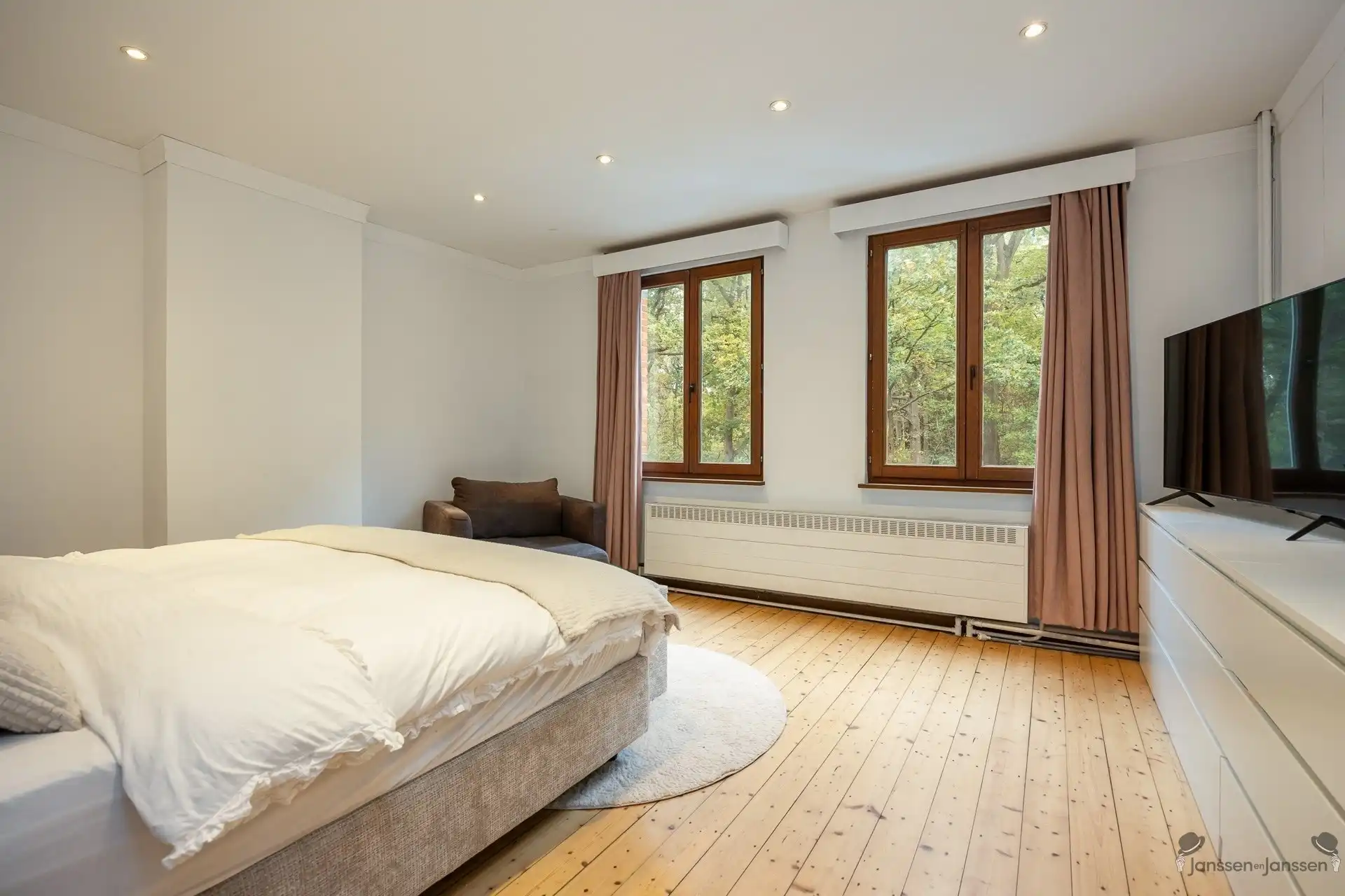 Instapklare woning met vernieuwde designkeuken, 4 slaapkamers en garage in hartje Brasschaat foto 14