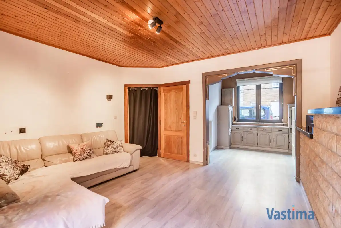 Stadswoning met zonnepanelen en tuin foto 3