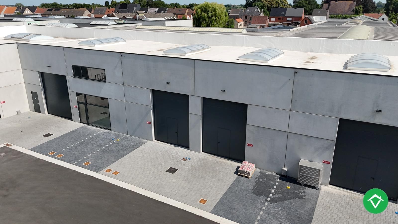 Loods te koop – 145 m² met 2 parkeerplaatsen inbegrepen op de industriezone te Ichtegem foto {{pictureIndex}}