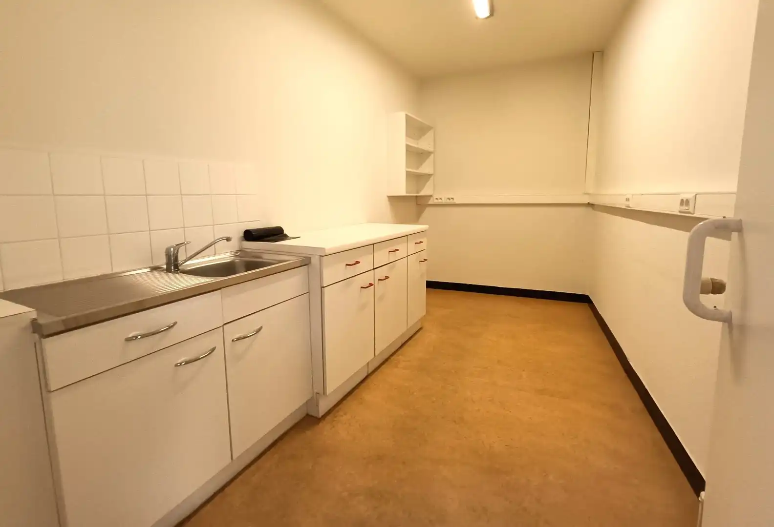 GELIJKVLOERS HANDELSPAND/KANTOOR IN HET CENTRUM foto 7