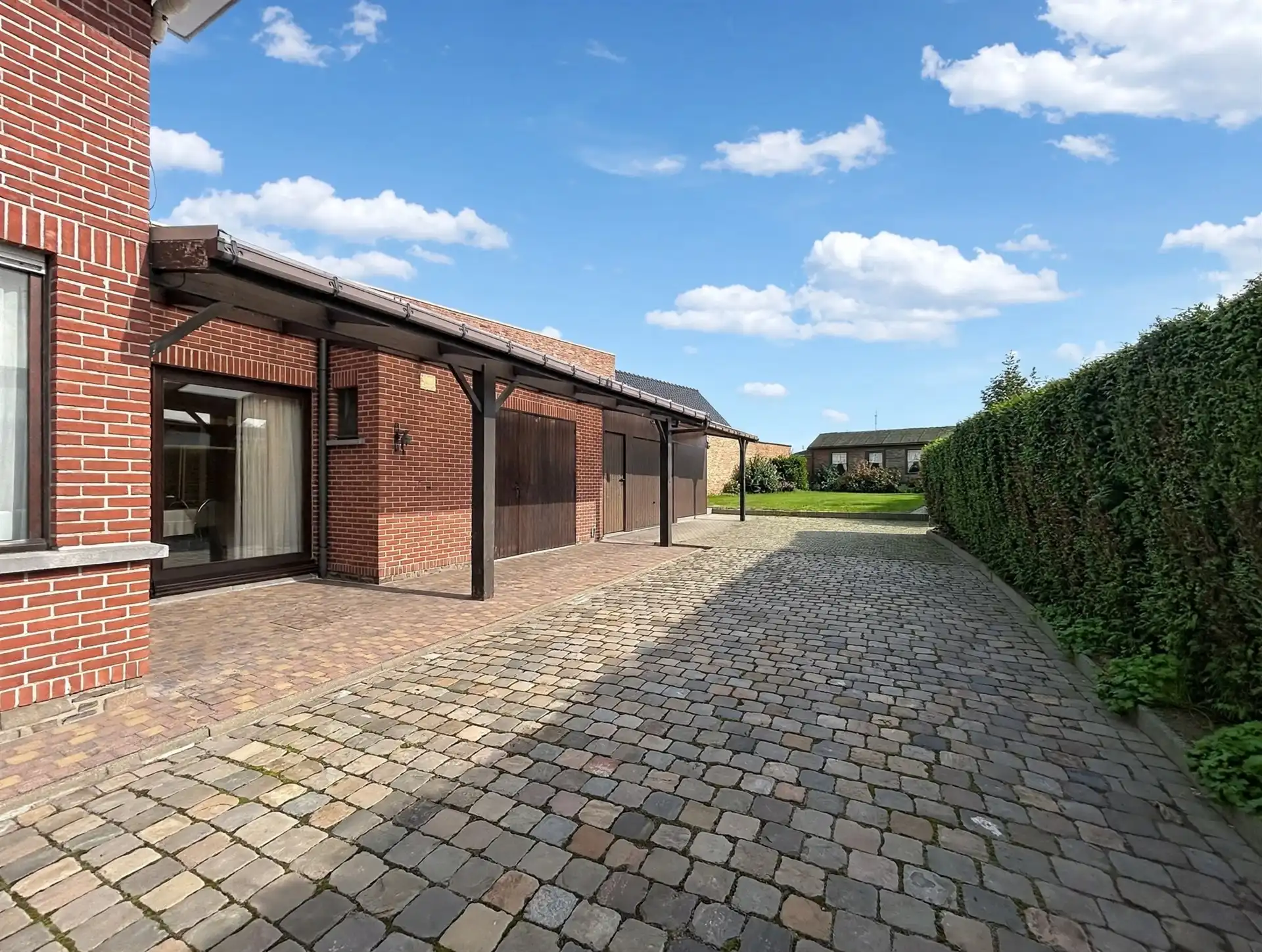 Instapklare gezinswoning met 4 slaapkamers en dubbele garage  op toplocatie foto 2