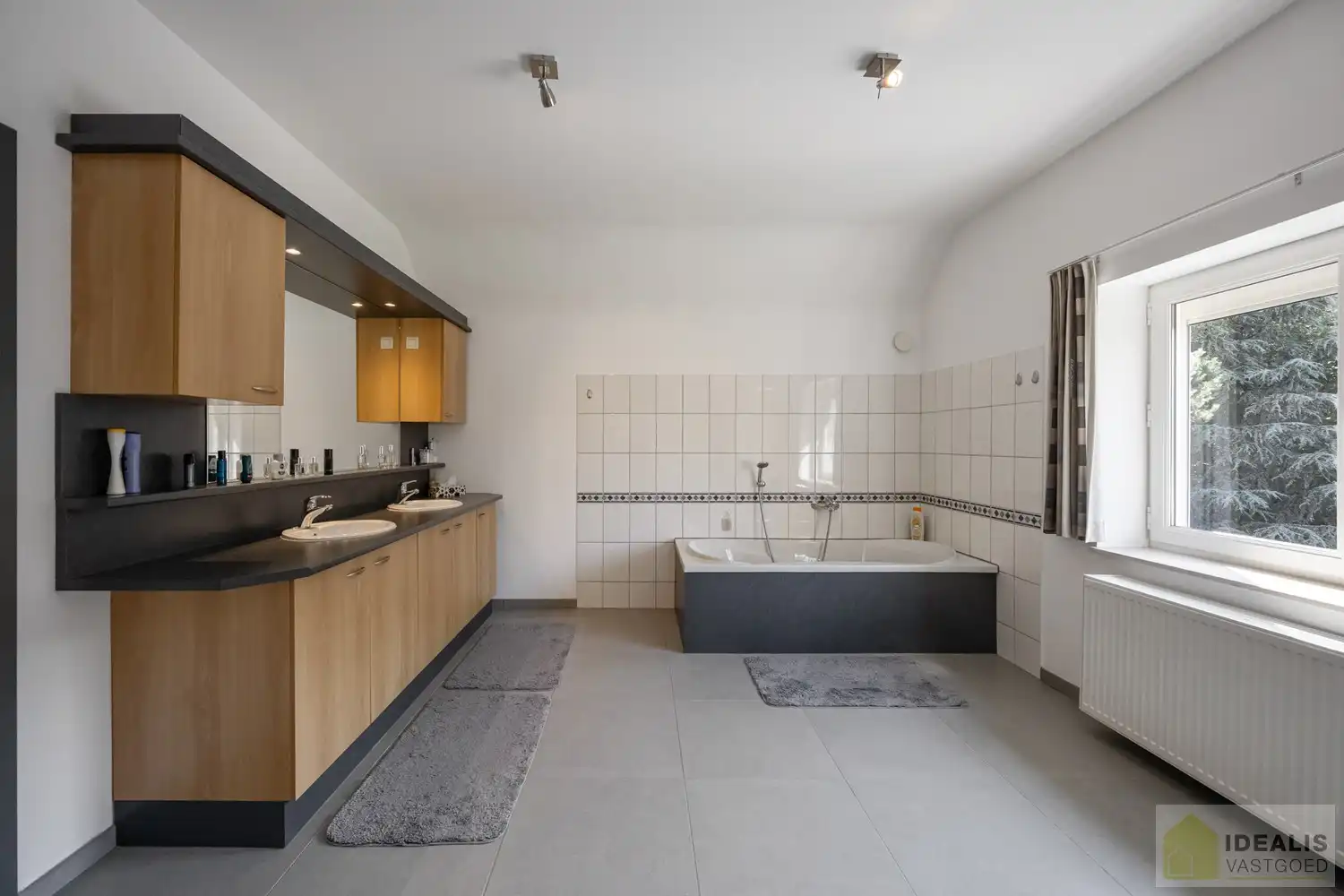 ZEER RUIM OPGEZETTE (481m²!) EN KNAP AFGEWERKTE EENGEZINSWONING OP RUSTIGE LOCATIE MET MAAR LIEFST 8!! SLAAPKAMERS foto 26