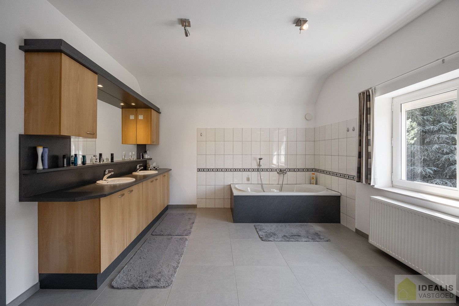 ZEER RUIM OPGEZETTE (360m²!) EN KNAP AFGEWERKTE EENGEZINSWONING OP RUSTIGE LOCATIE MET MAAR LIEFST 8!! SLAAPKAMERS foto 26