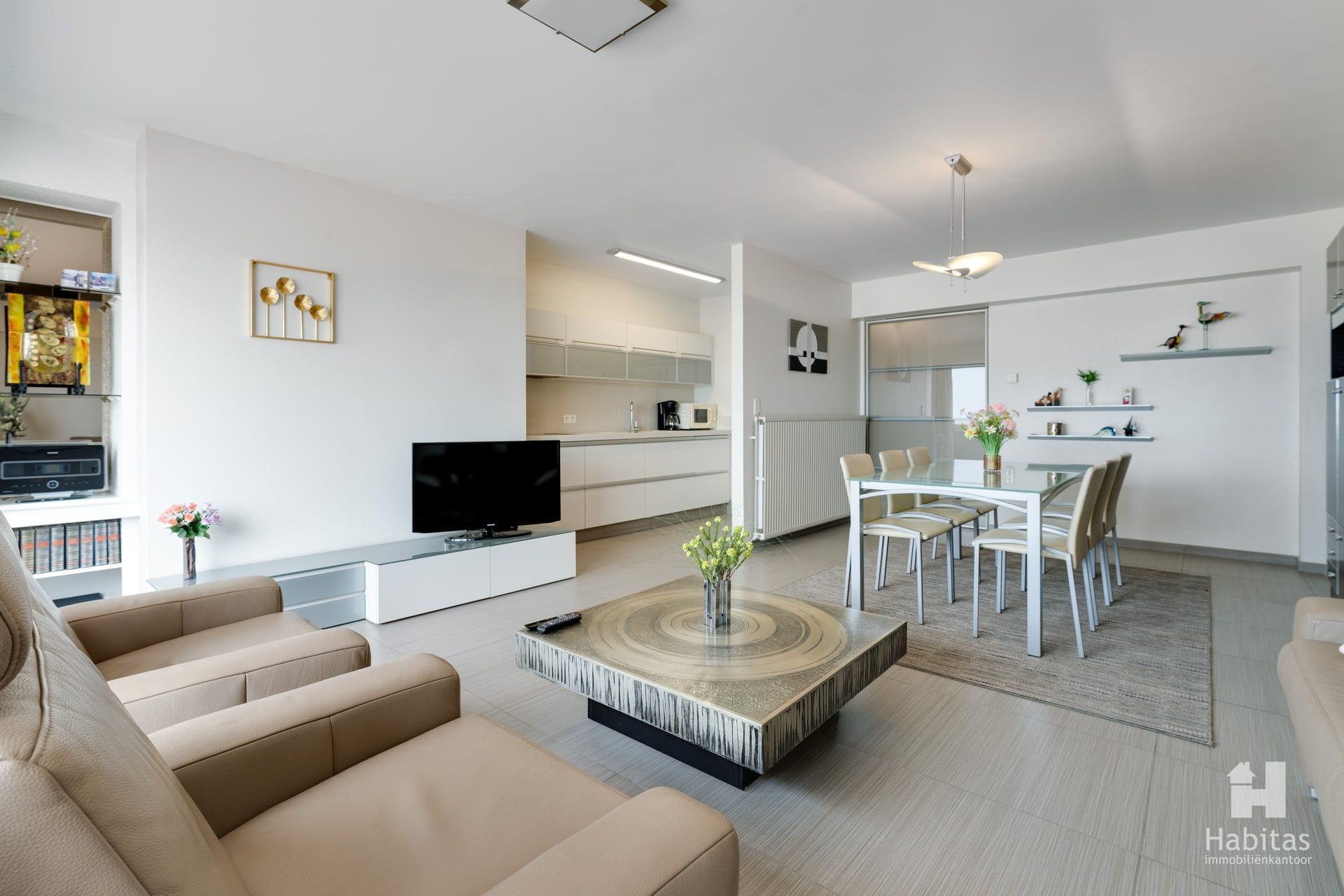 Bijzonder ruim en vernieuwd appartement met breed frontaal zeezicht foto 2