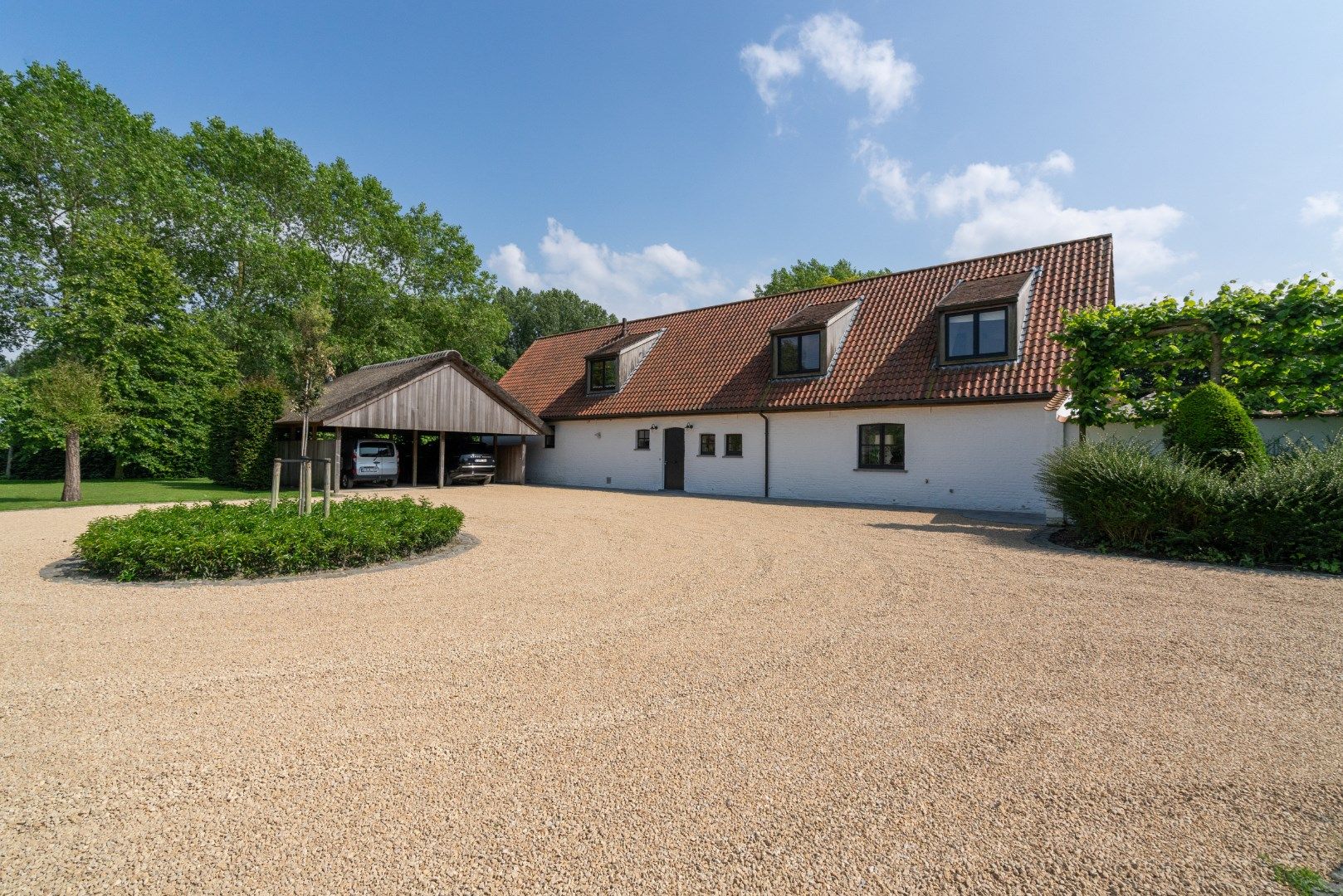 Subliem villa-landhuis met meerdere polyvalente bijhuizen, zwembad en prachtige zichten over de weidse polders  foto 1