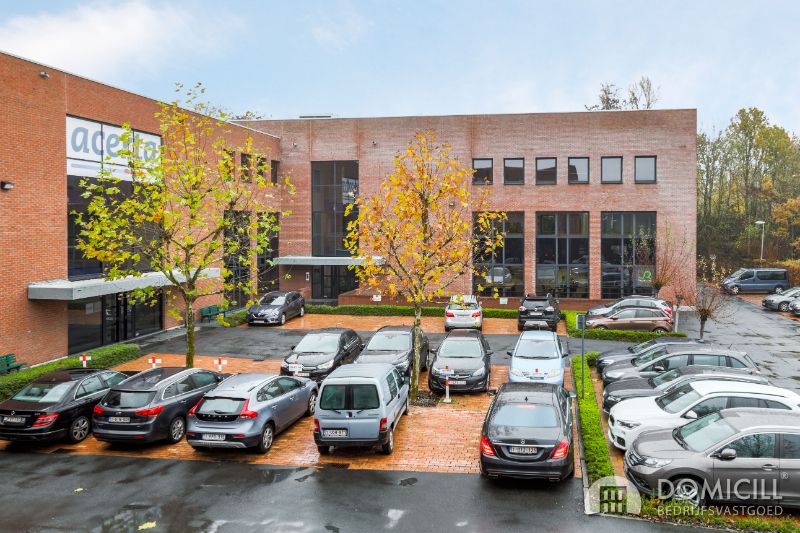 Roeselare, stadsrand: Vlot bereikbare zeer ruime open en lichtrijke kantoorruimte (307m2) met parking aan ring van Roeselare foto 3